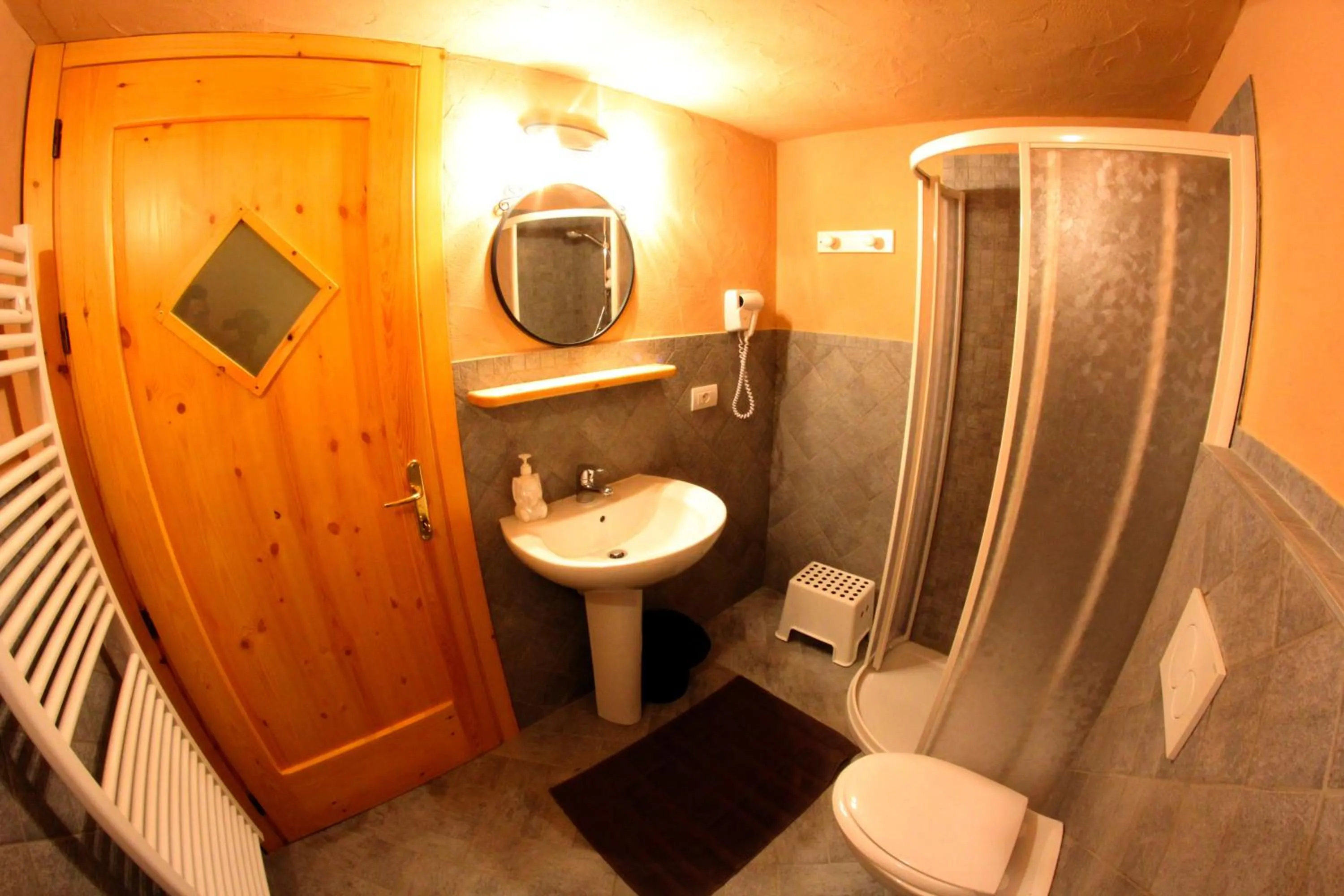 Bathroom in Maison Du-Noyer Chambres et Tables d'Hotes