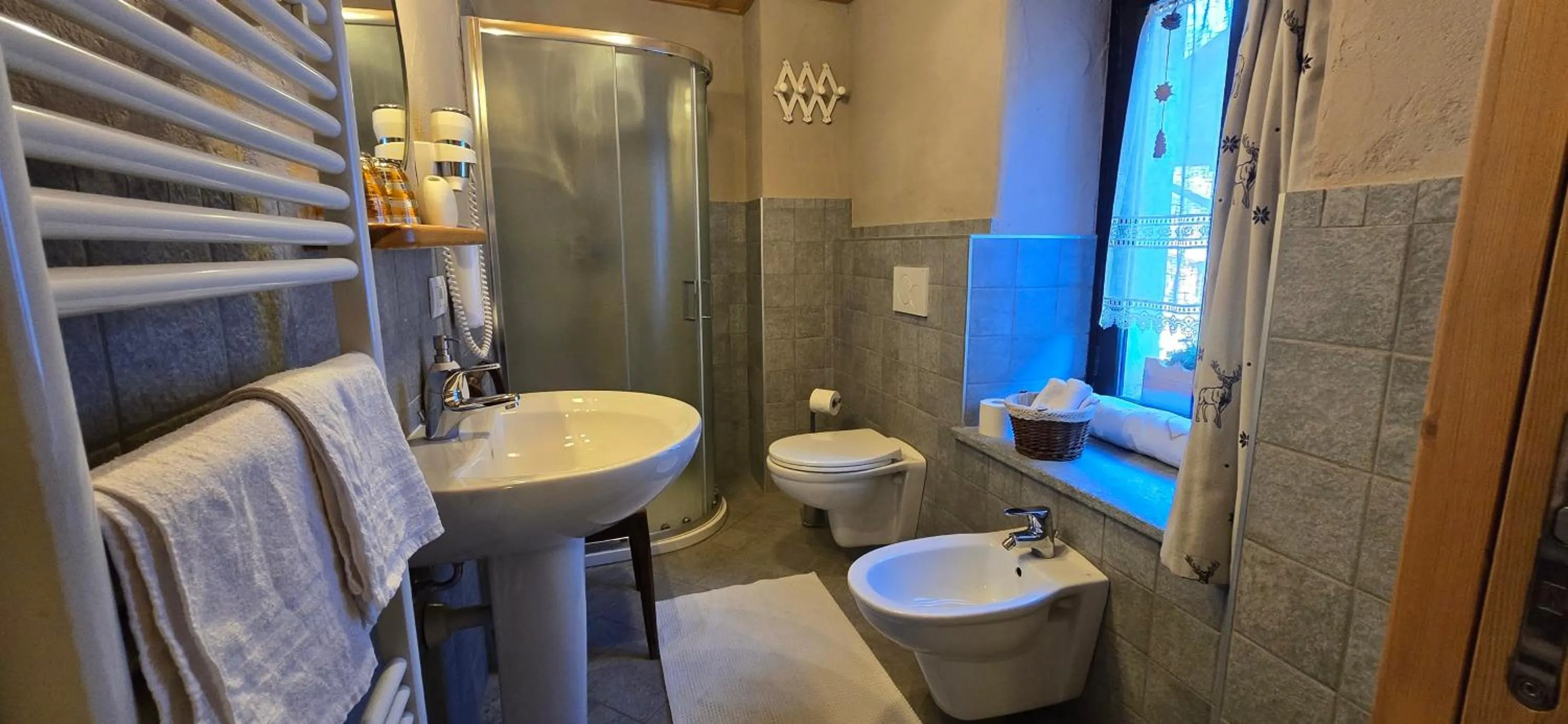 Shower in Maison Du-Noyer Chambres et Tables d'Hotes