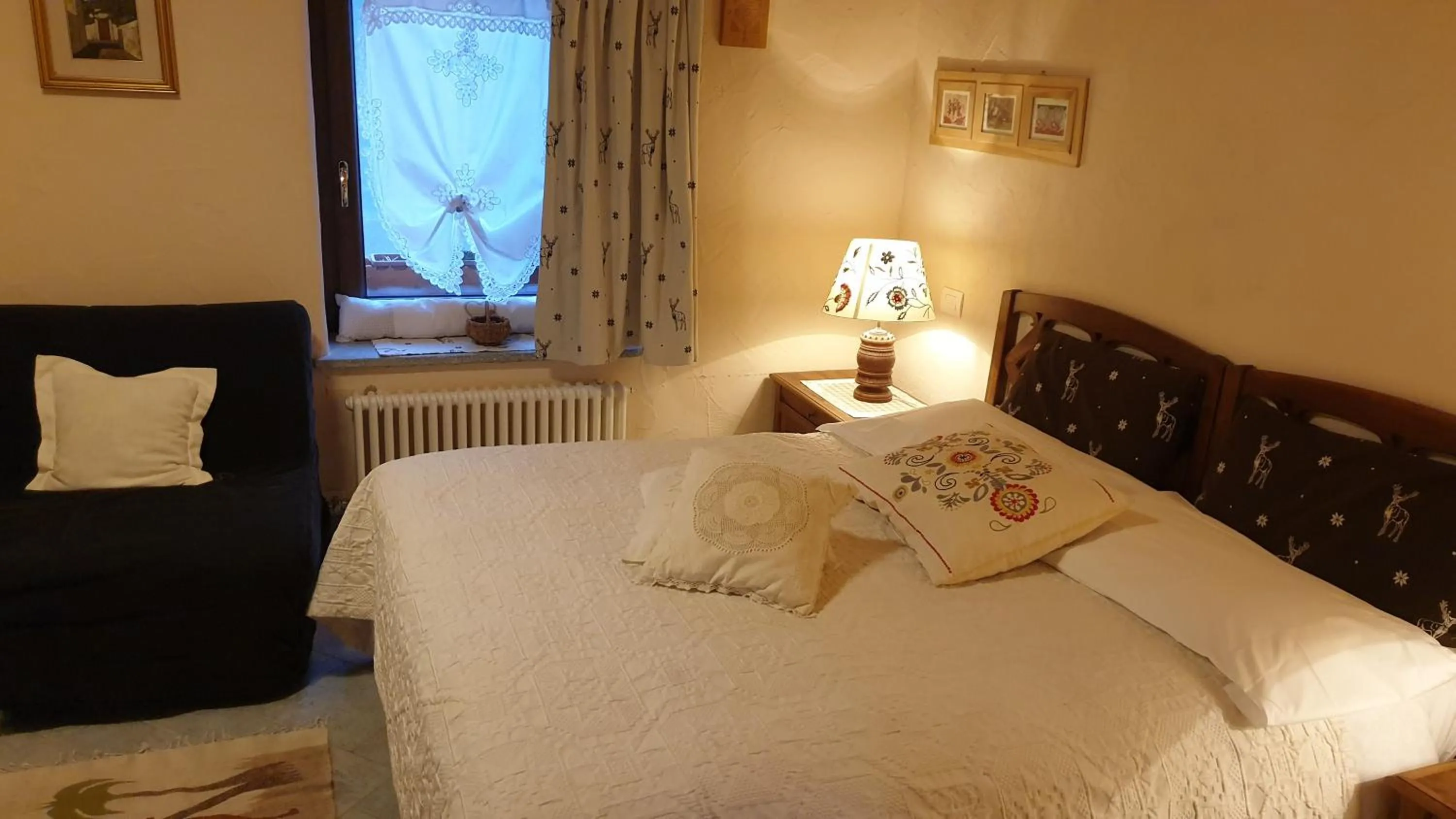 Winter, Bed in Maison Du-Noyer Chambres et Tables d'Hotes