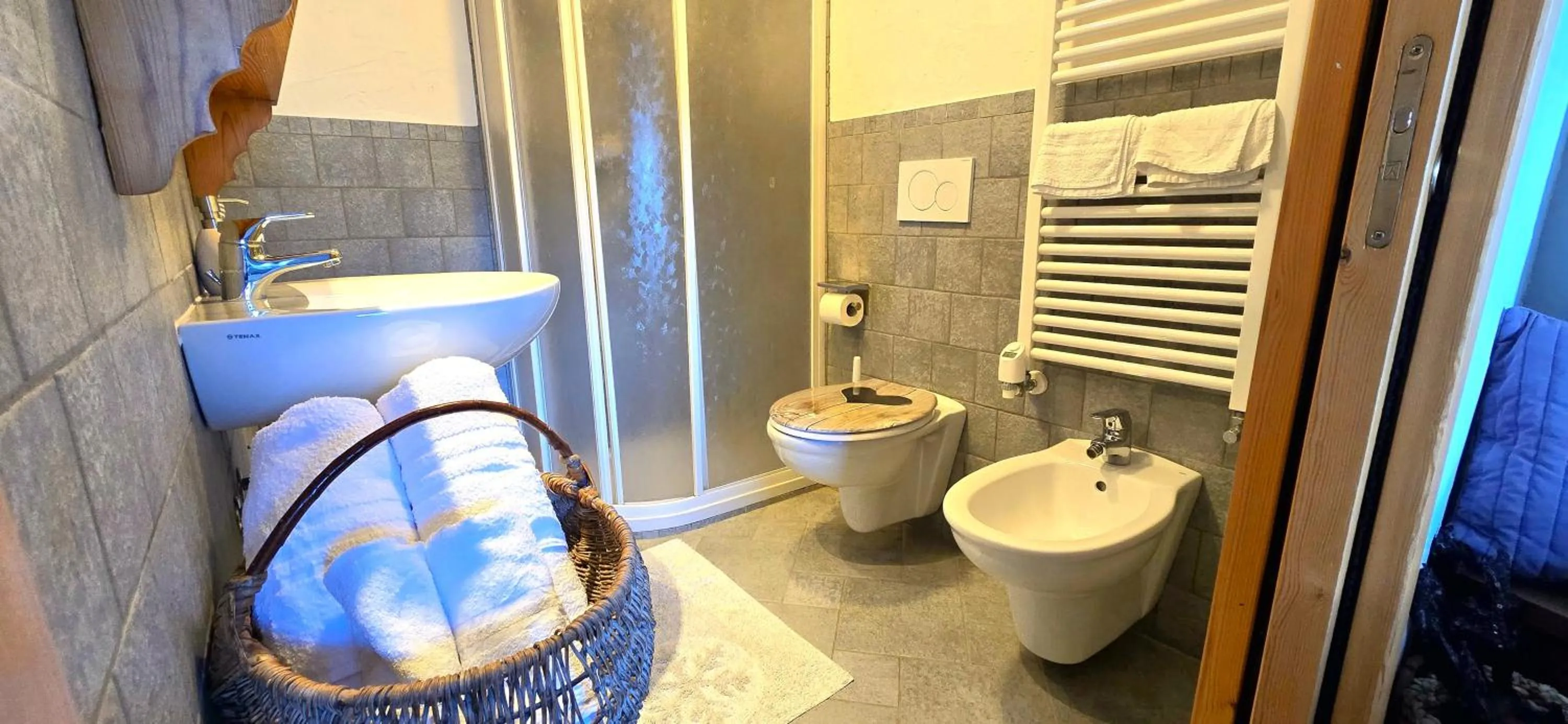 Toilet in Maison Du-Noyer Chambres et Tables d'Hotes