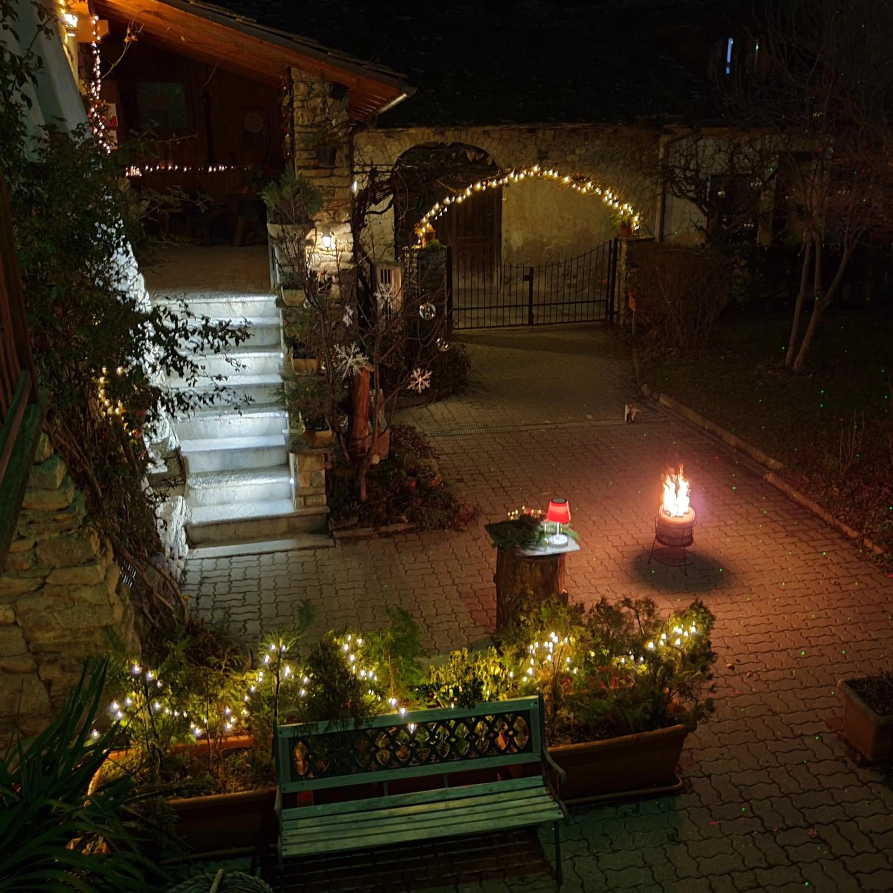 Property building in Maison Du-Noyer Chambres et Tables d'Hotes