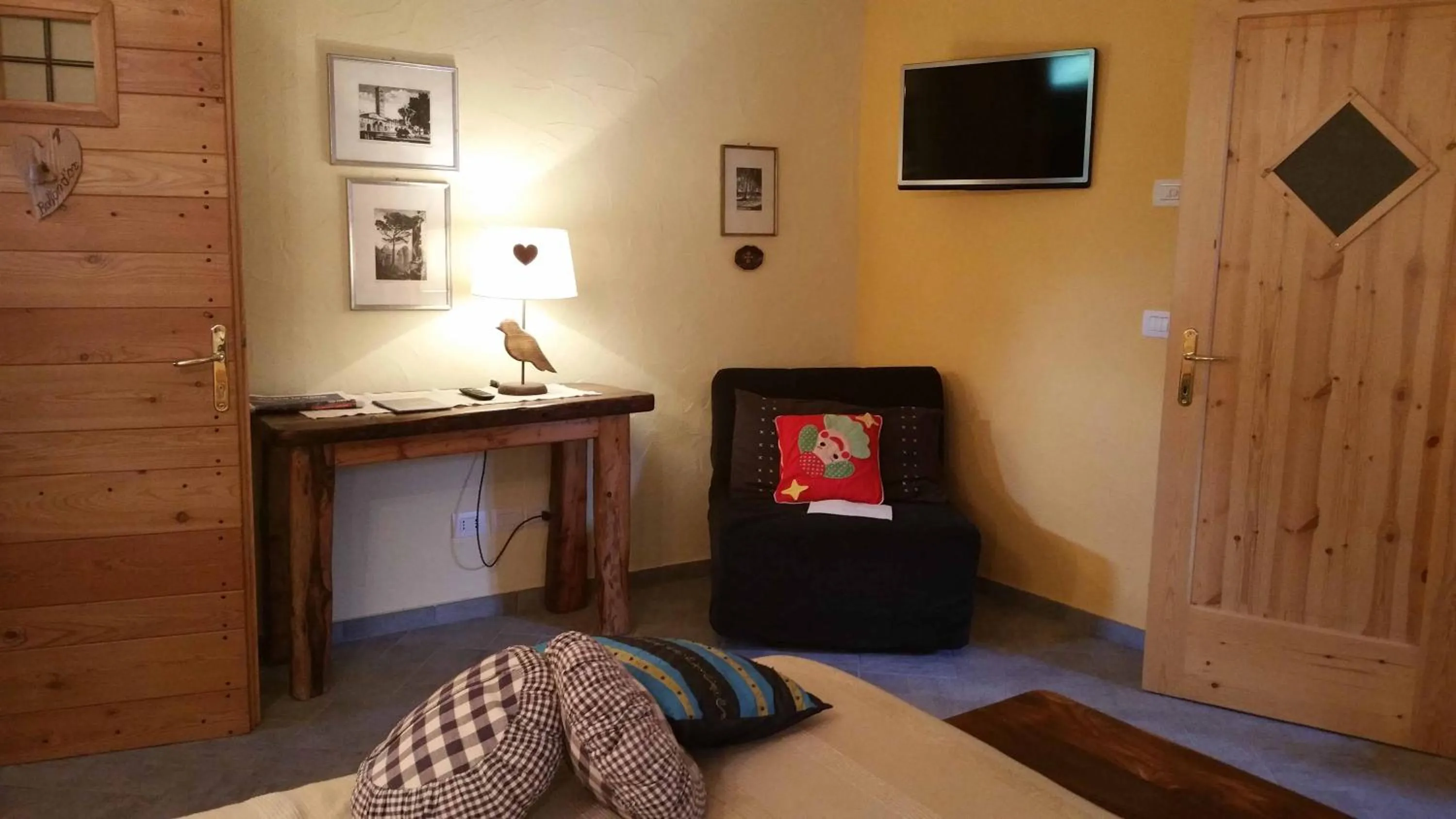 Decorative detail, Bed in Maison Du-Noyer Chambres et Tables d'Hotes