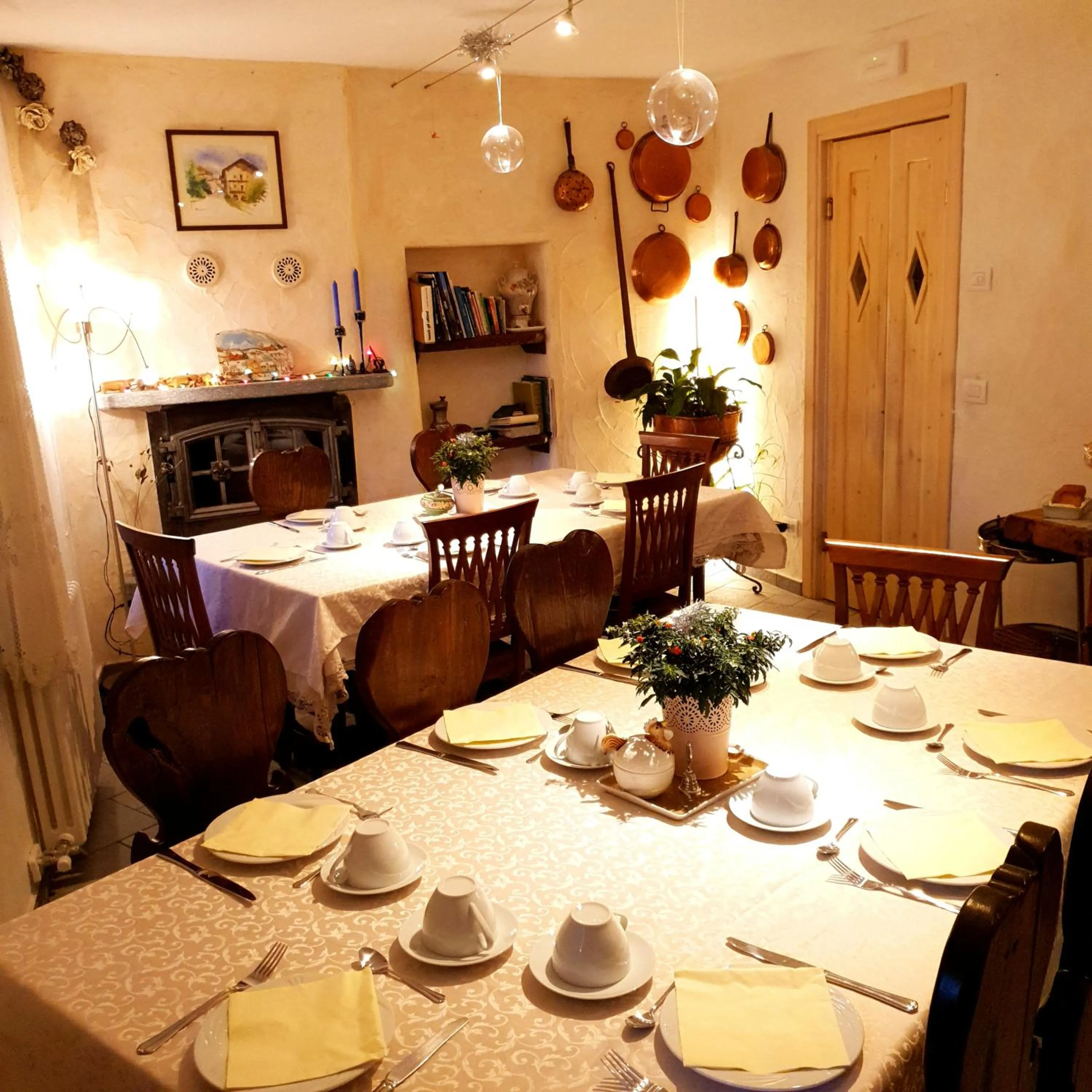 Restaurant/places to eat in Maison Du-Noyer Chambres et Tables d'Hotes