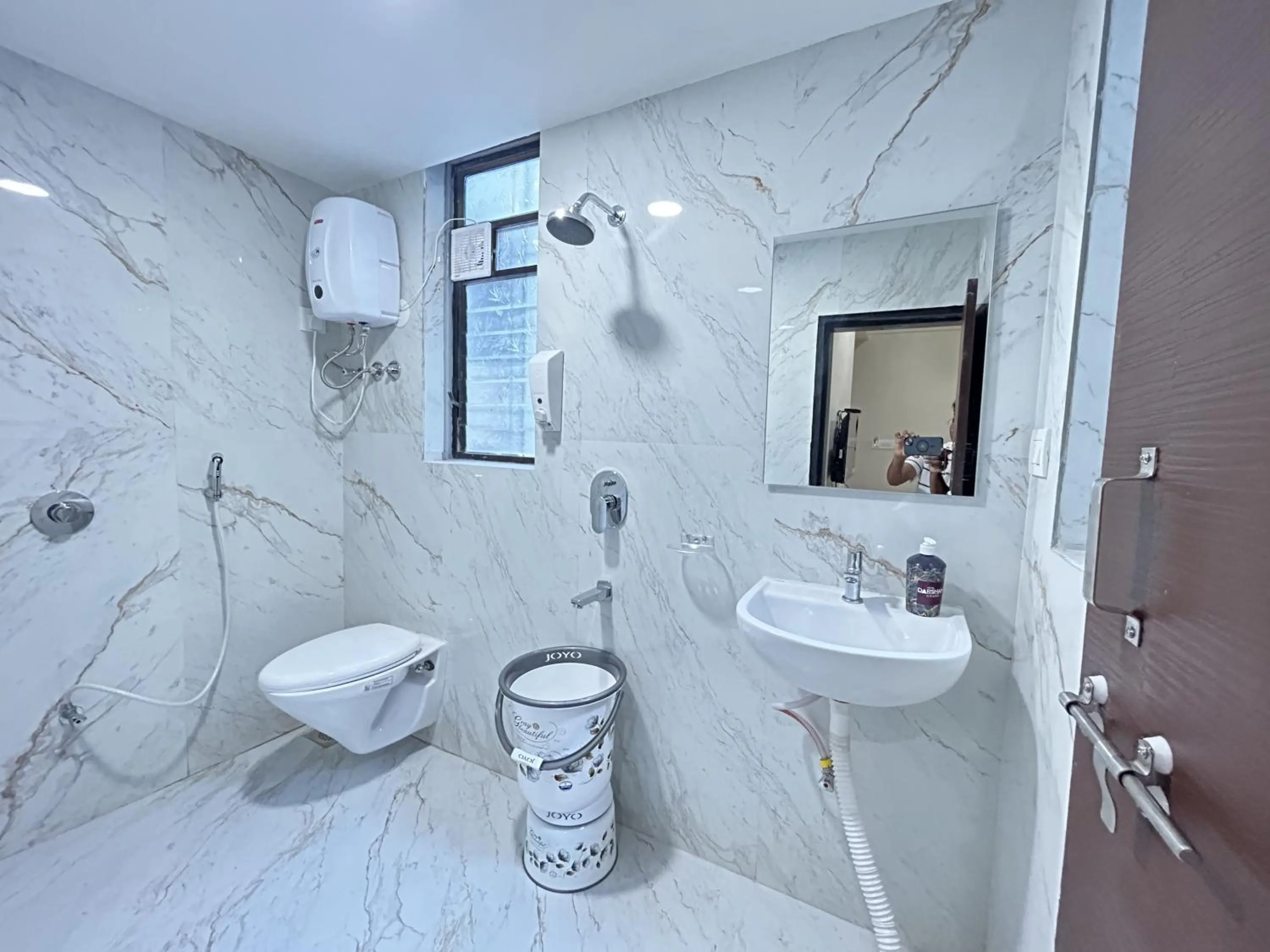 Shower in Hotel Darshan Grand