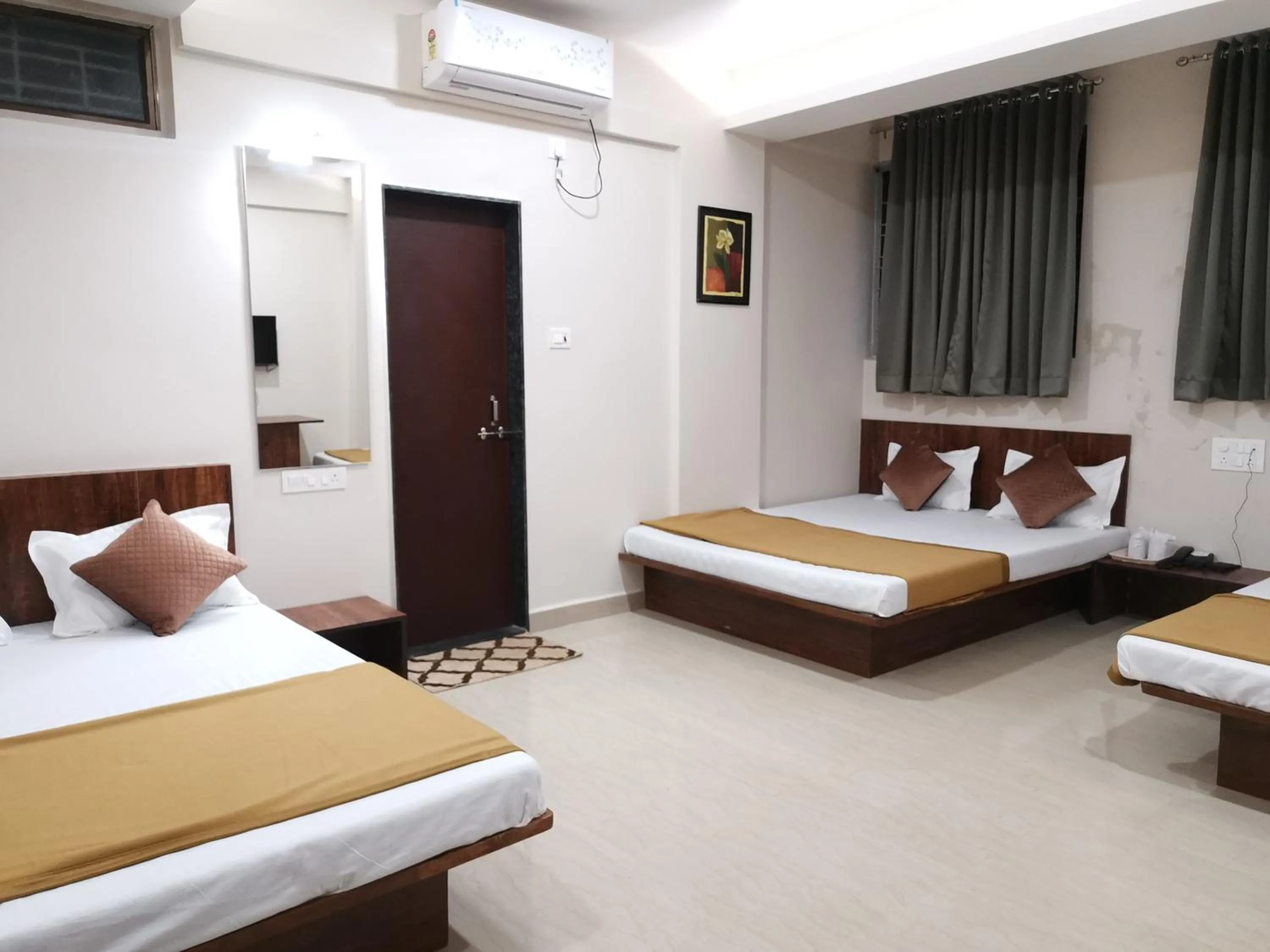 Bed in Hotel Darshan Grand