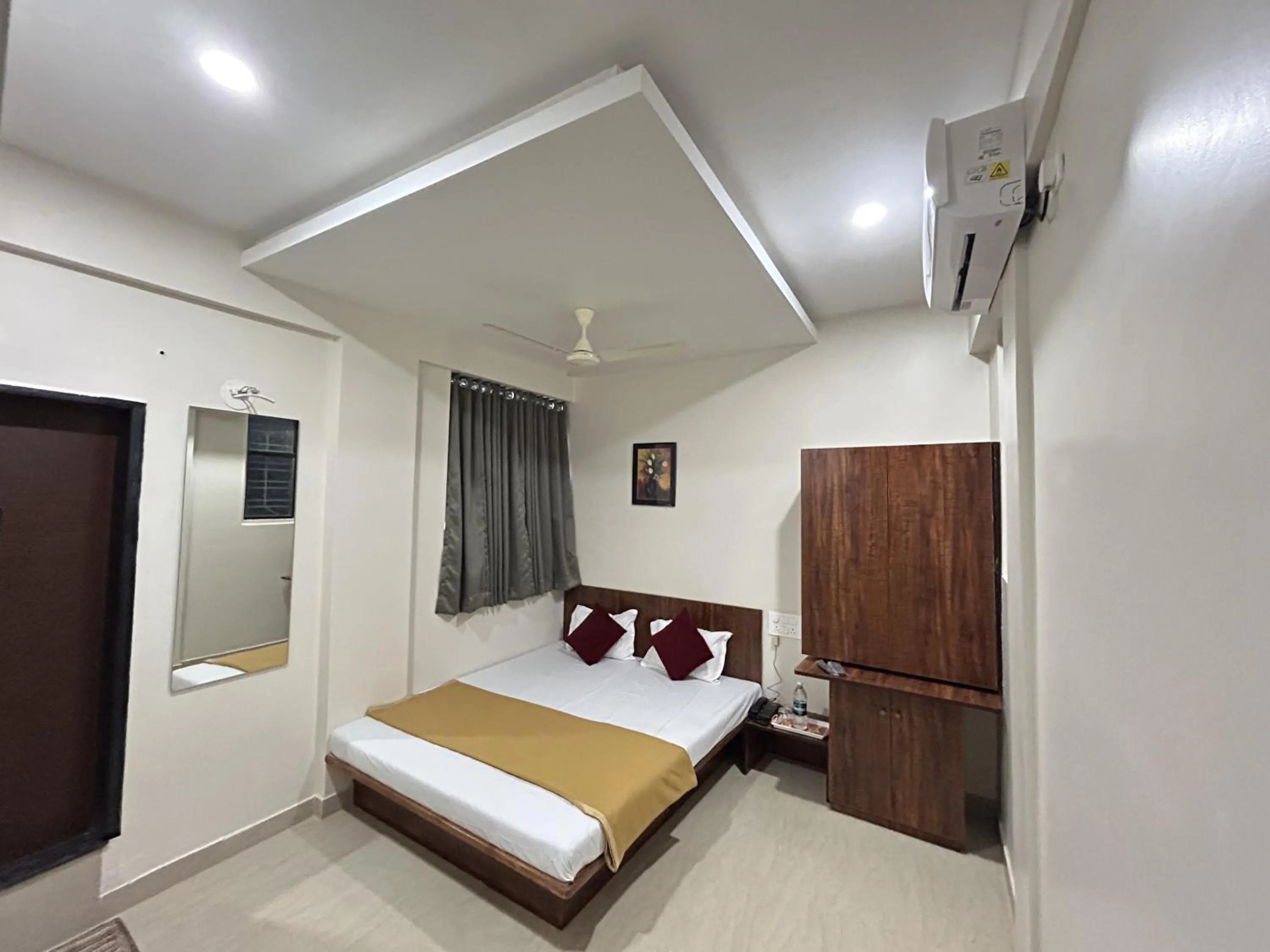 Bed in Hotel Darshan Grand