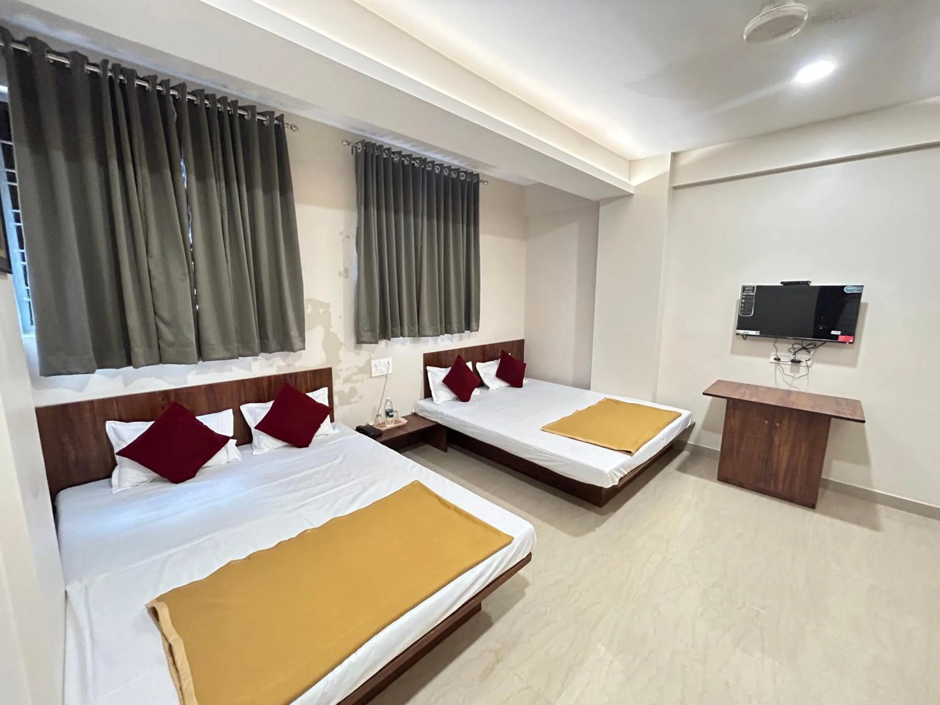 Bed in Hotel Darshan Grand