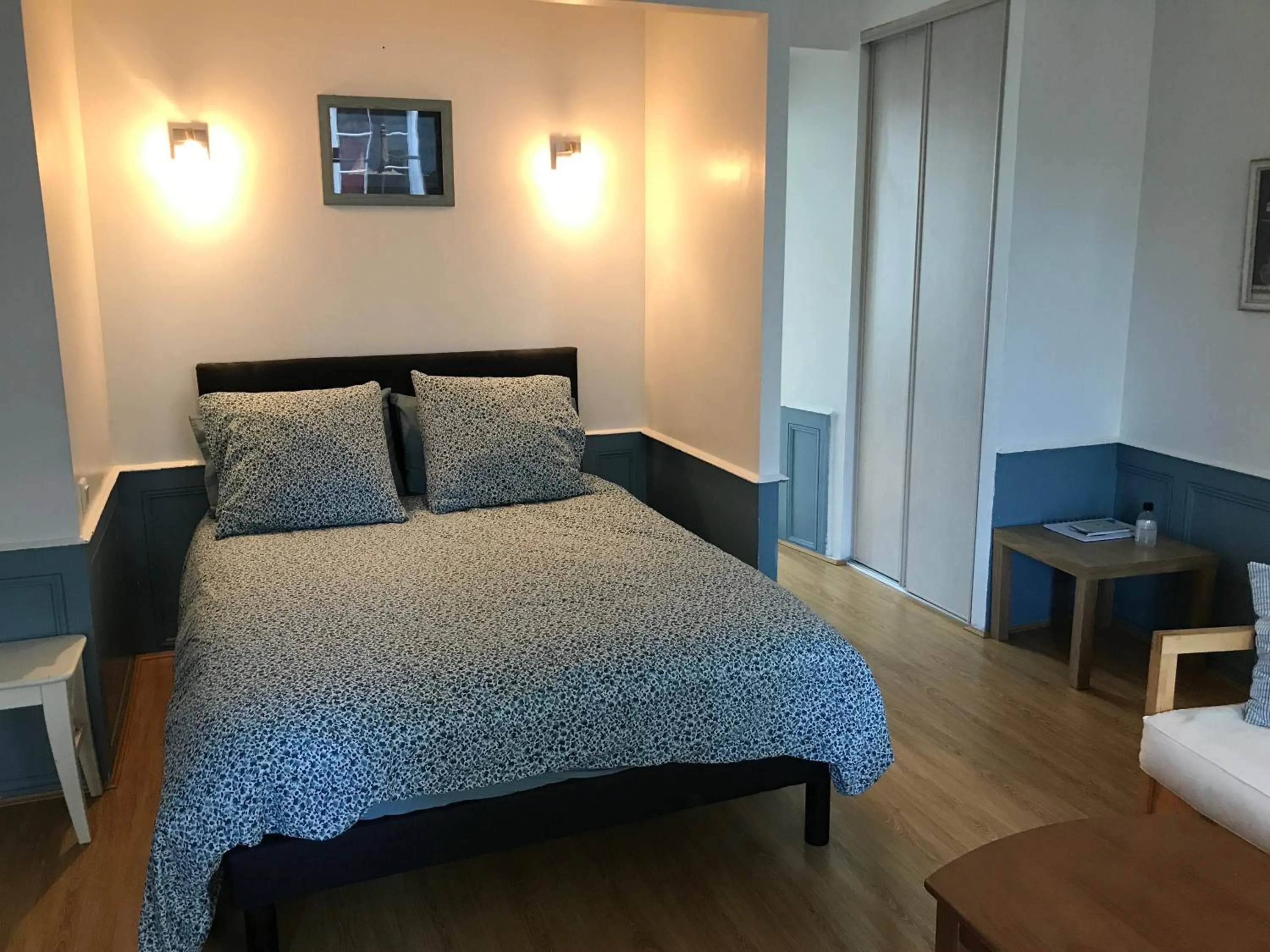 Bed in Historical Center- Le Studio de St-Sauveur