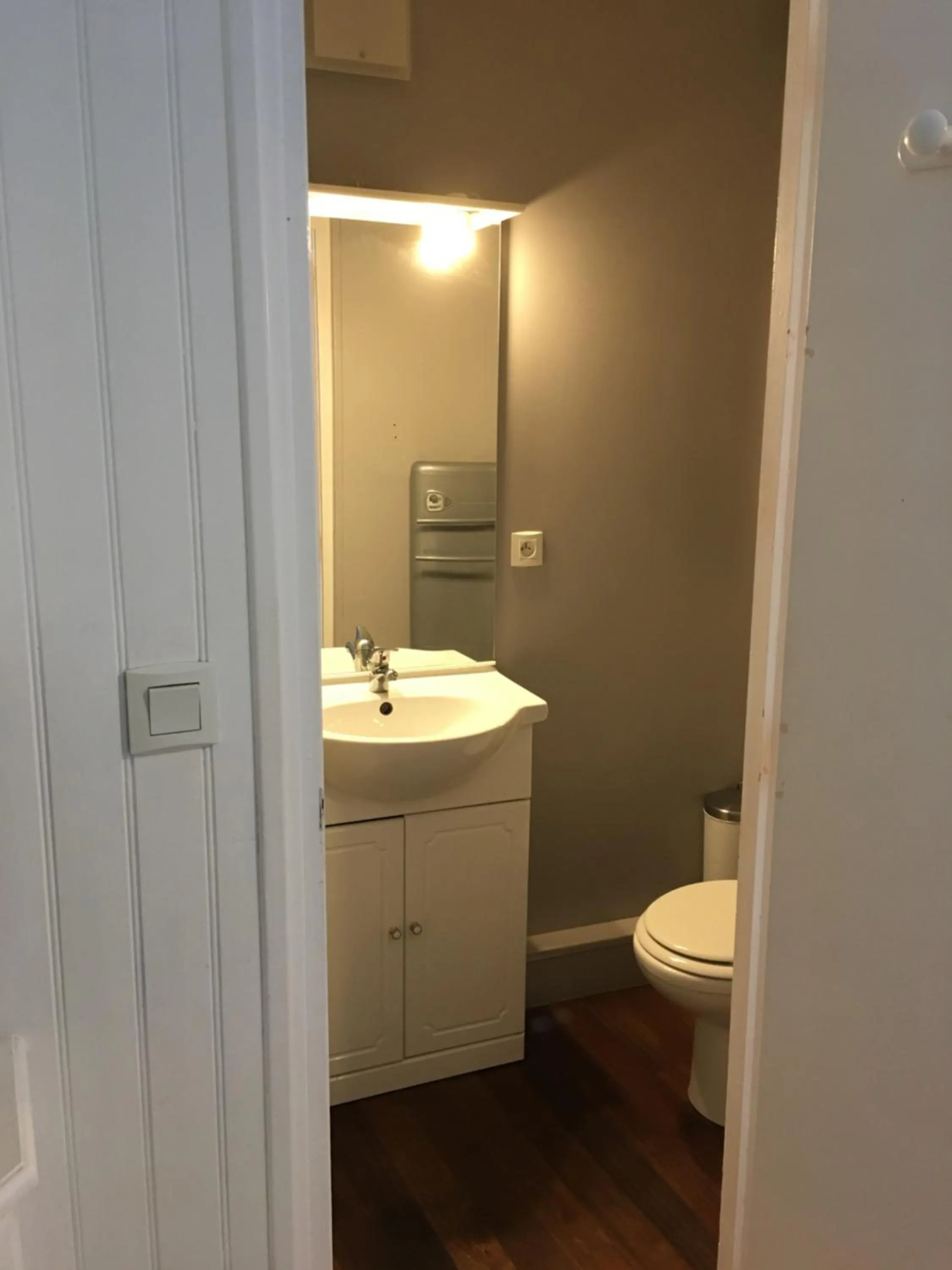 Bathroom in Historical Center- Le Studio de St-Sauveur