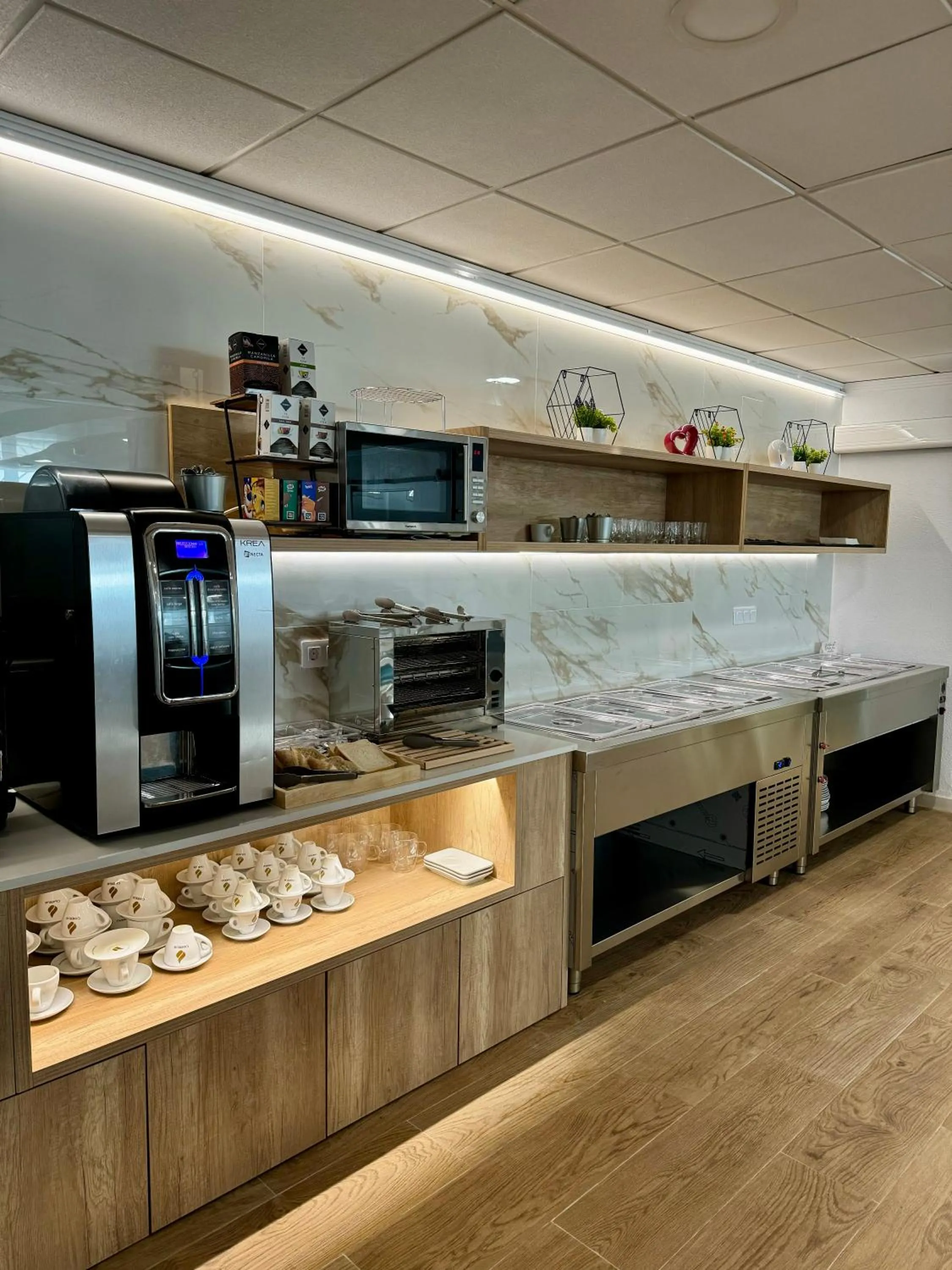 Buffet breakfast in Residencia Mediterraneo