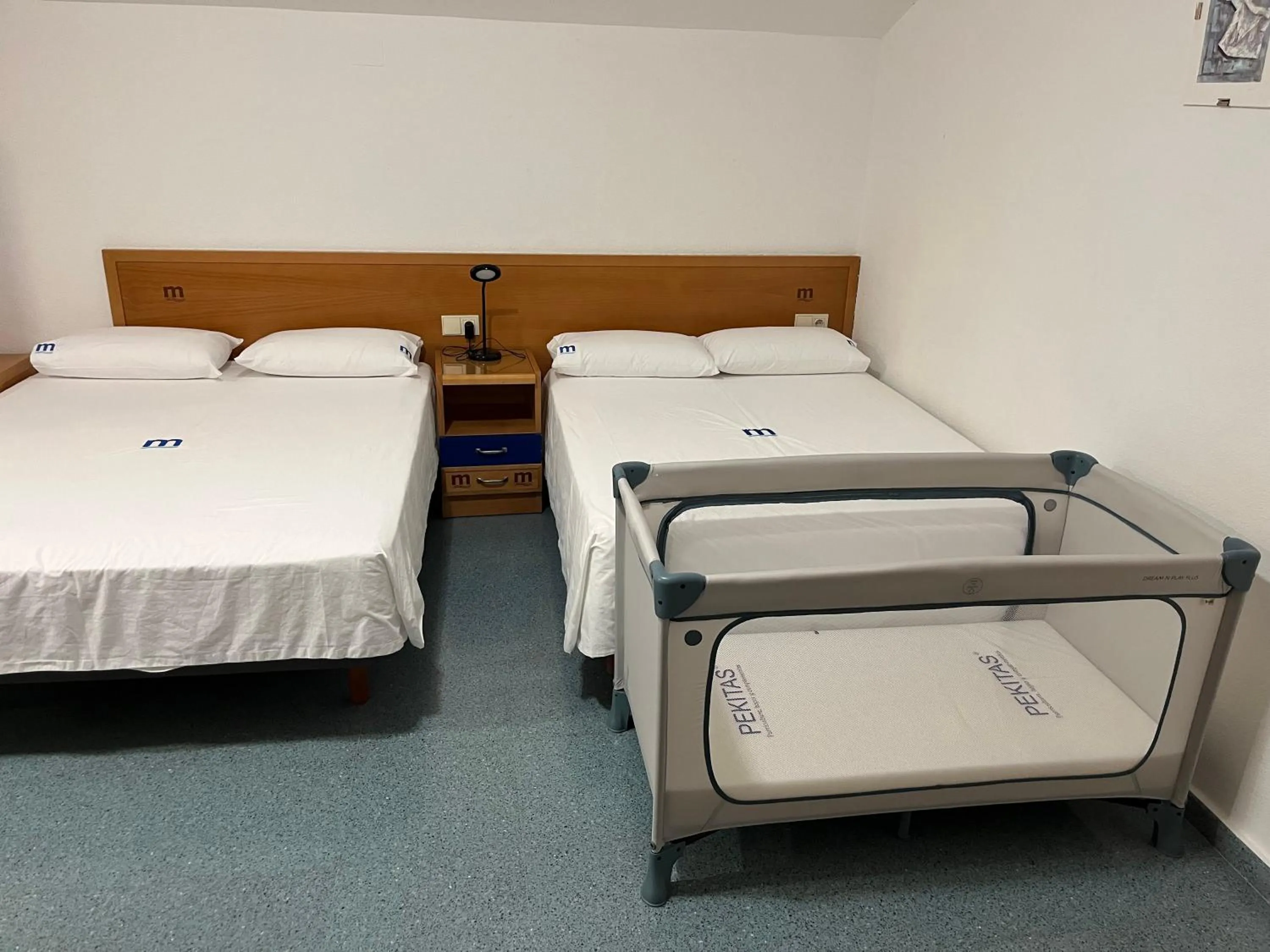 cot, Bed in Residencia Mediterraneo