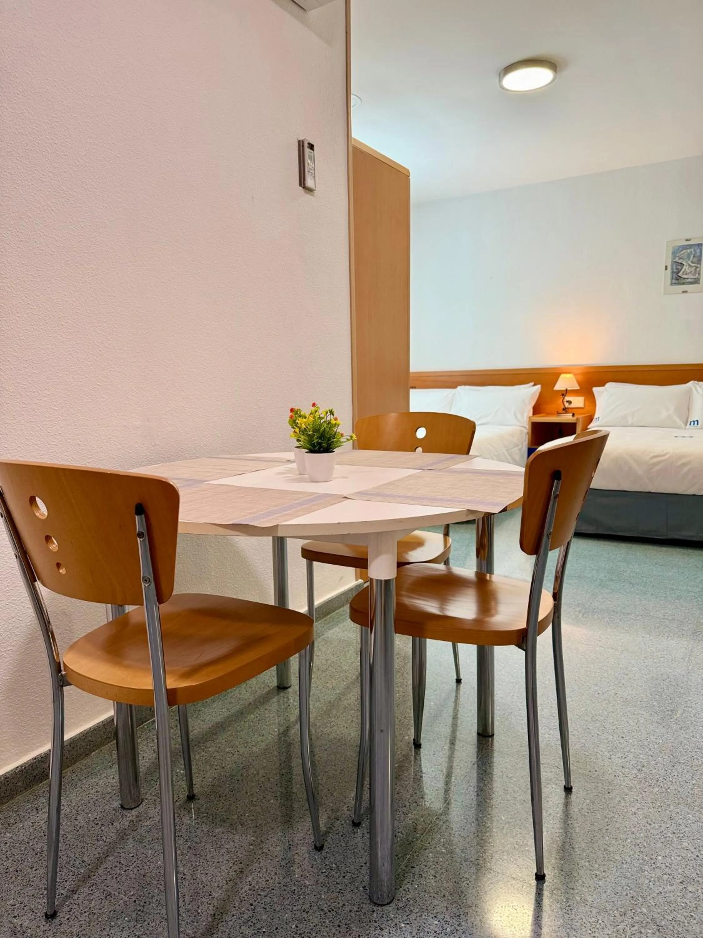Dining area, Bed in Residencia Mediterraneo