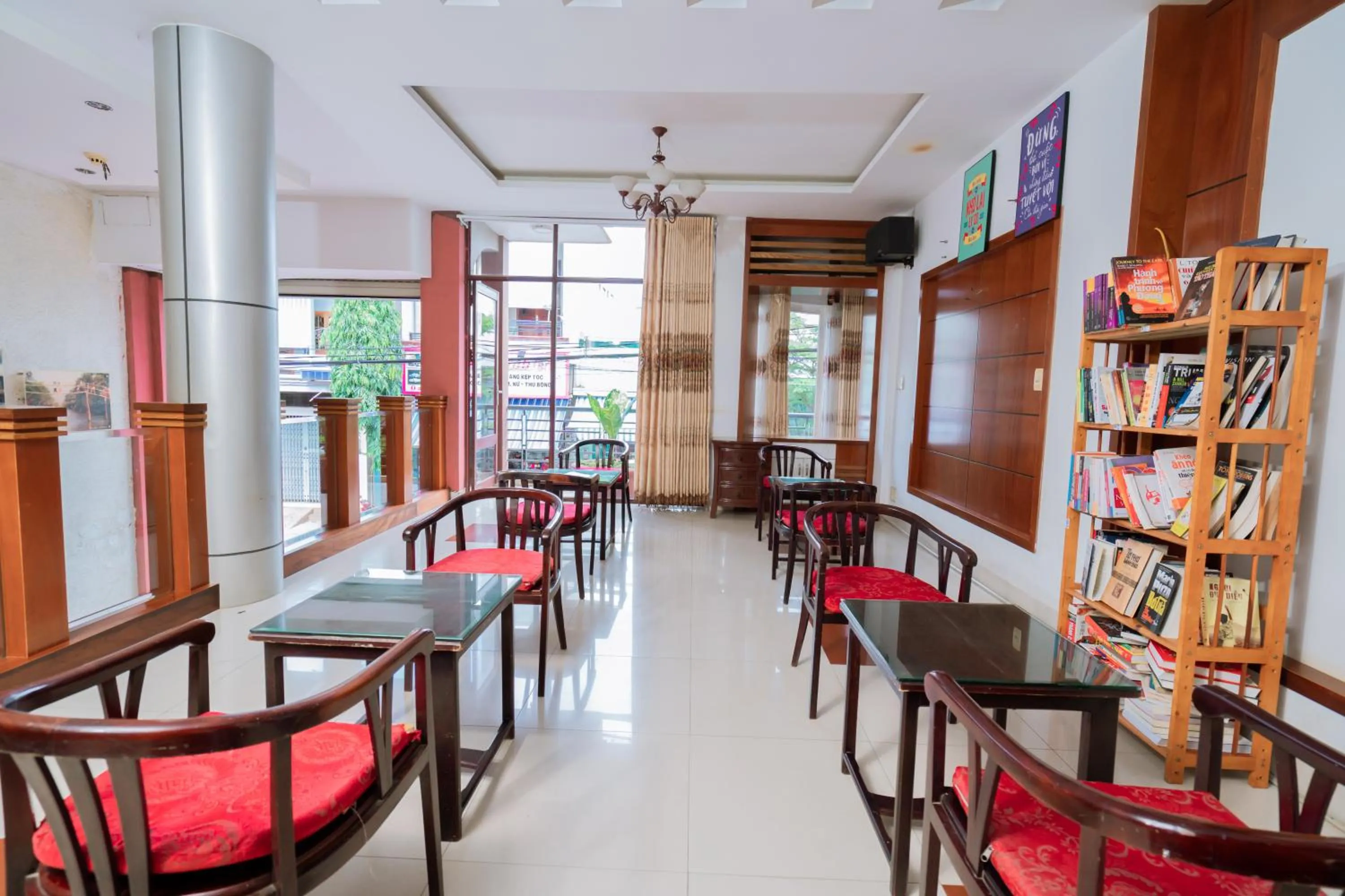 Restaurant/places to eat in Triệu Vũ Hotel & Apartment