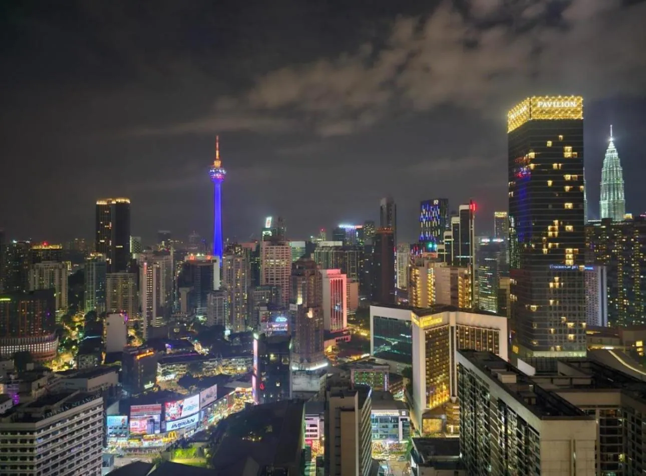 Night in Axon Residence Bukit Bintang by Luna