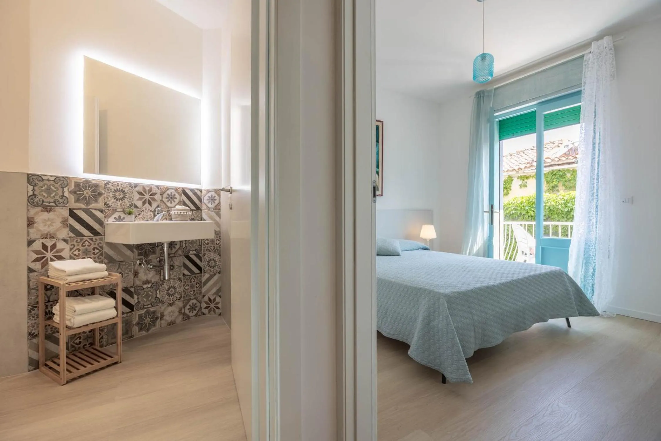 Bathroom, Bed in Hotel Altea