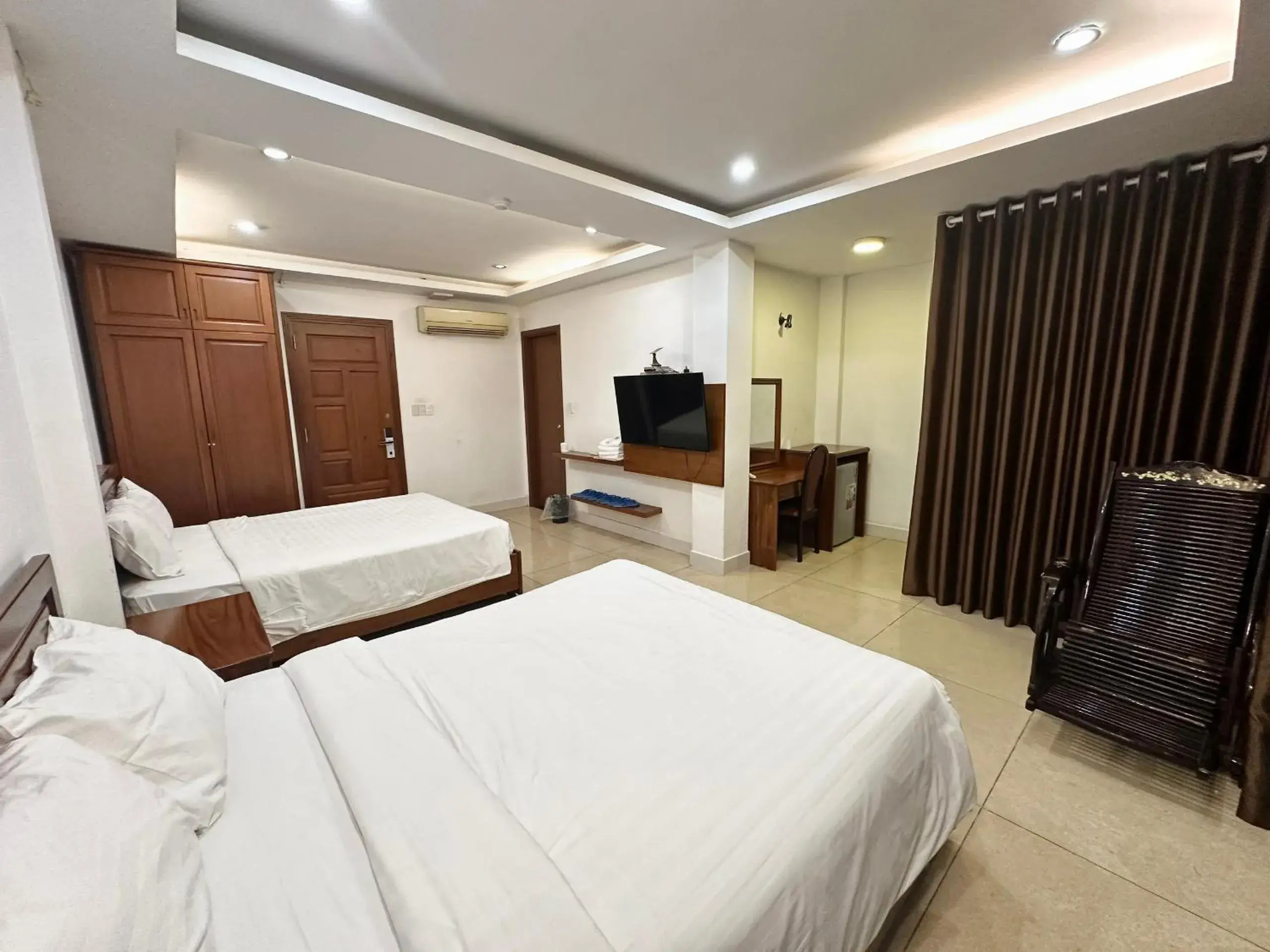 Deluxe Queen Room with Two Queen Beds in Quynh Giang Hotel - 10 minutes to Tan Son Nhat Airport Deluxe Queen Room with Two Queen Beds in Quynh Giang Hotel - 10 minutes to Tan Son Nhat Airport
