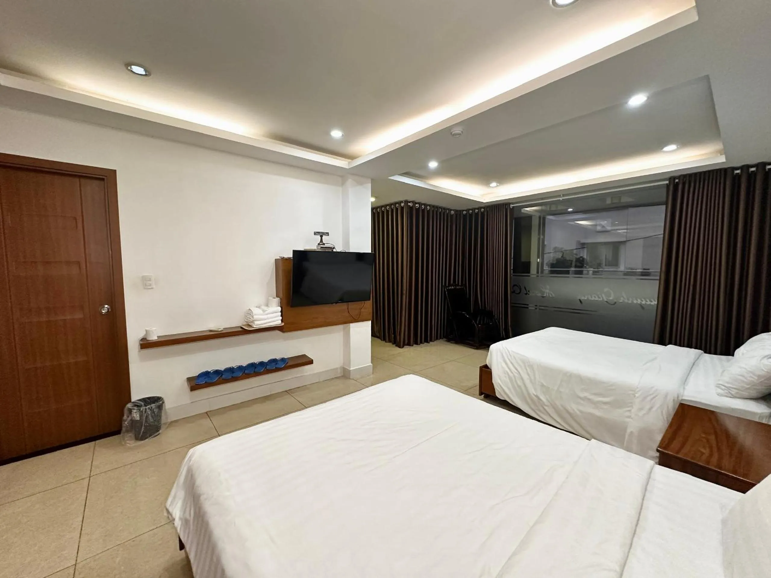Bed in Quynh Giang Hotel - 10 minutes to Tan Son Nhat Airport