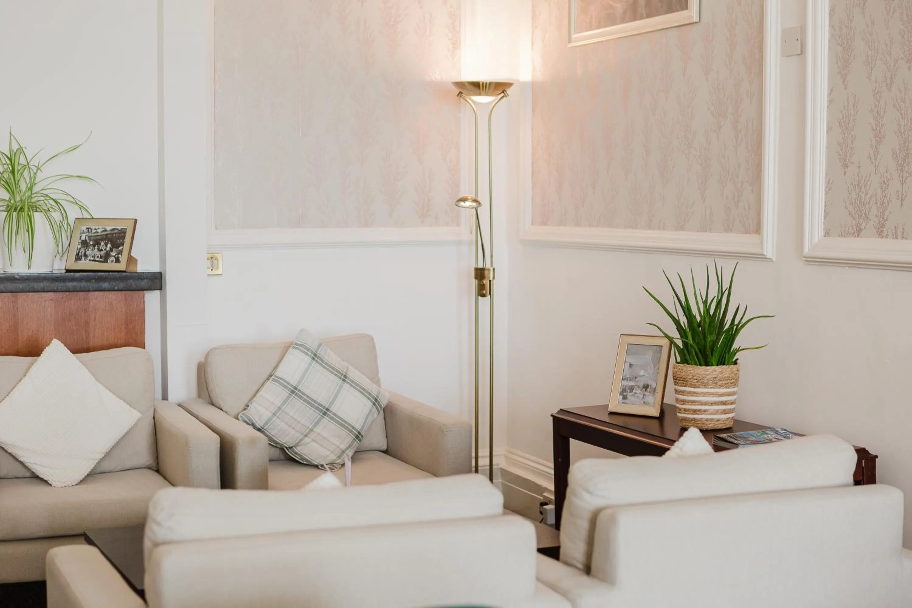 Lounge or bar in The Osborne Hotel