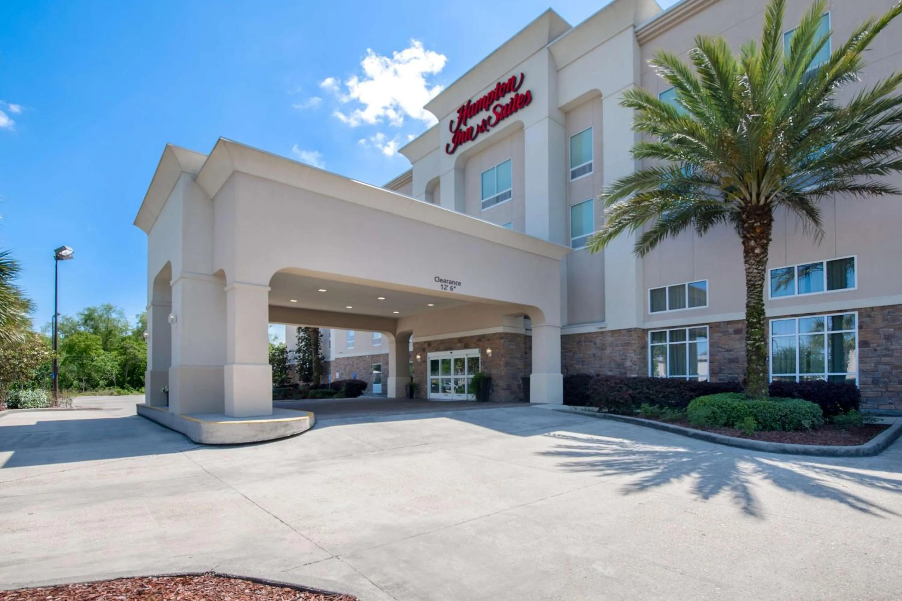 Property building in Hampton Inn & Suites Harvey New Orleans Westbank