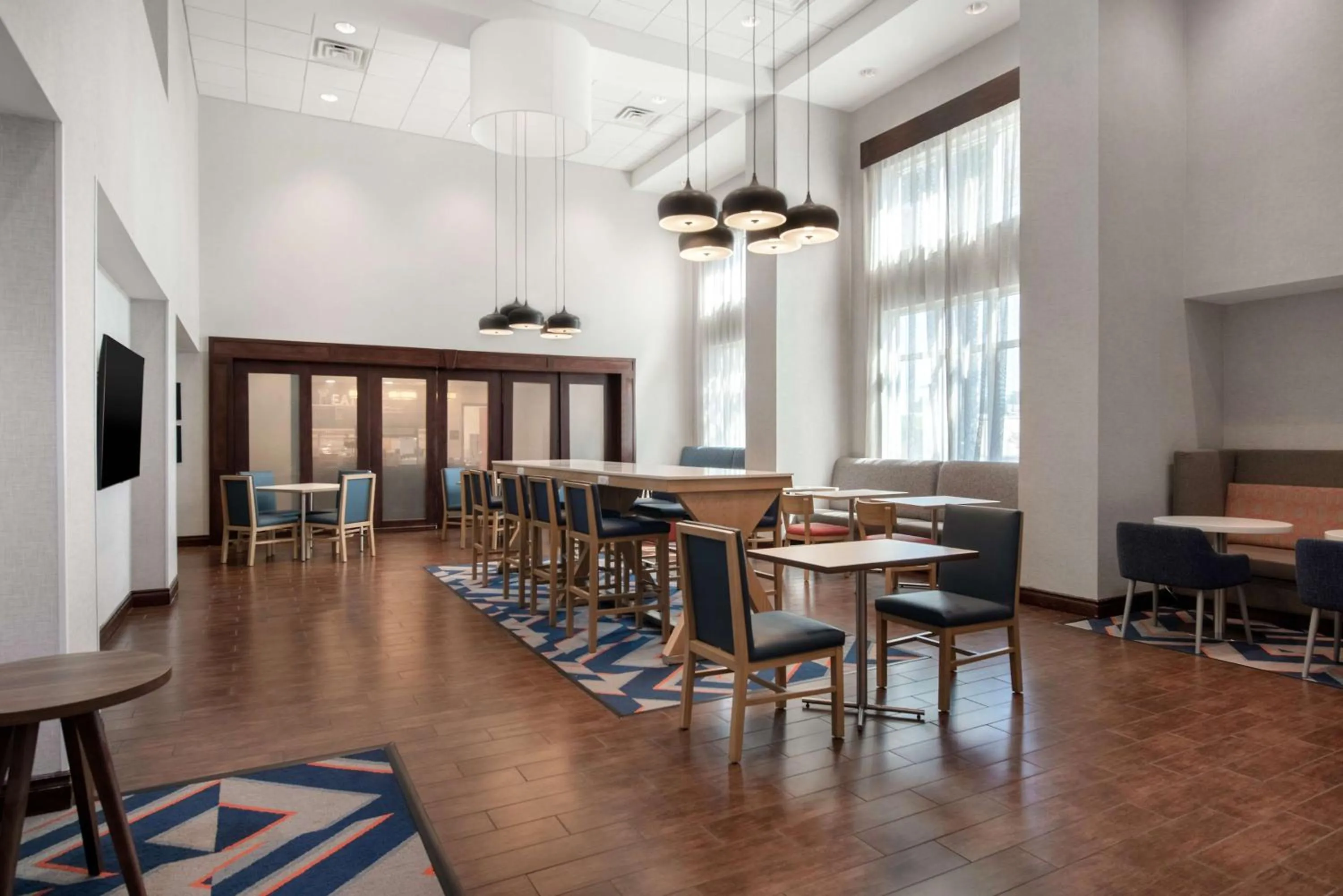 Breakfast in Hampton Inn & Suites Harvey New Orleans Westbank