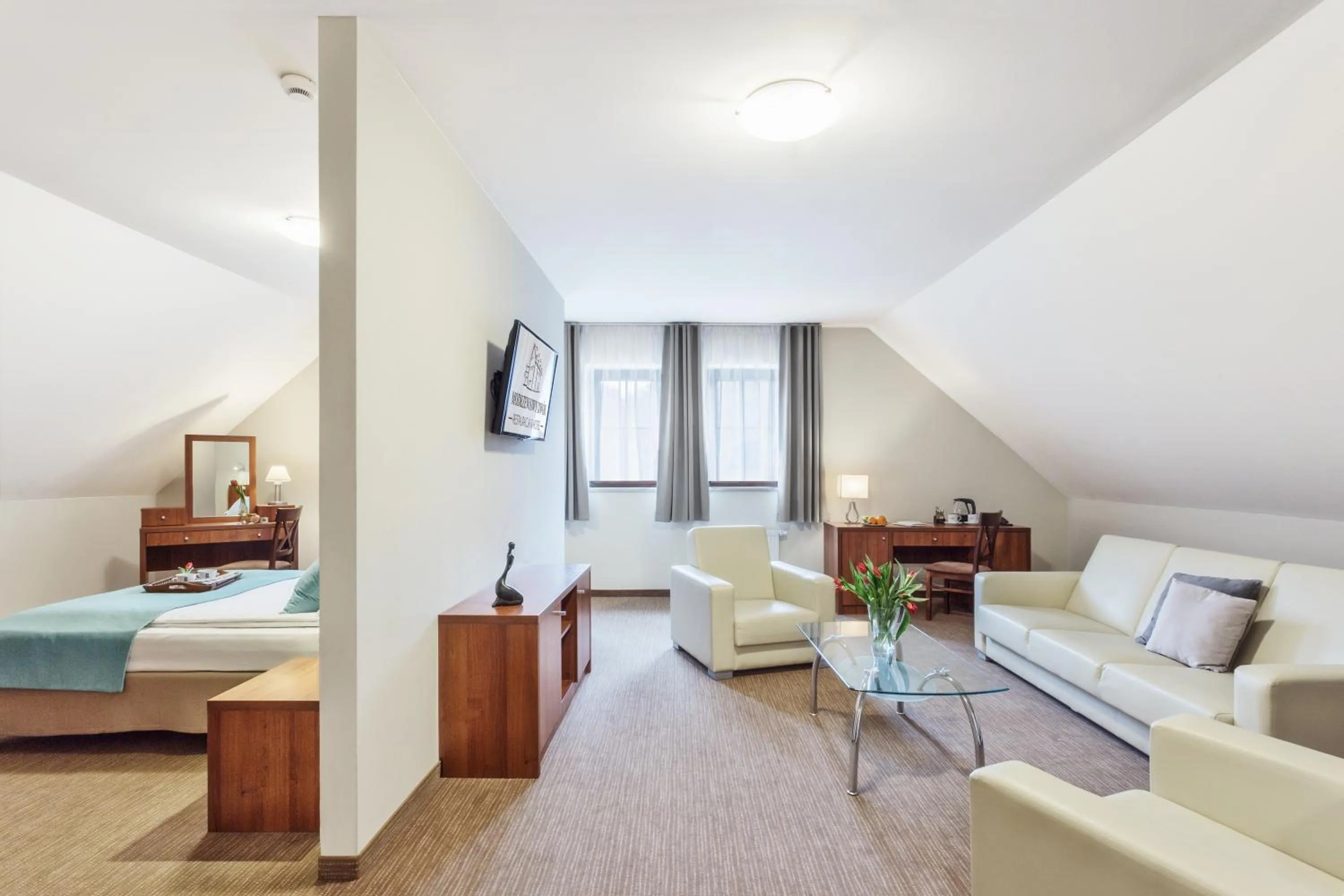 Photo of the whole room, Bed in Hotel Modrzewiowy Dwór