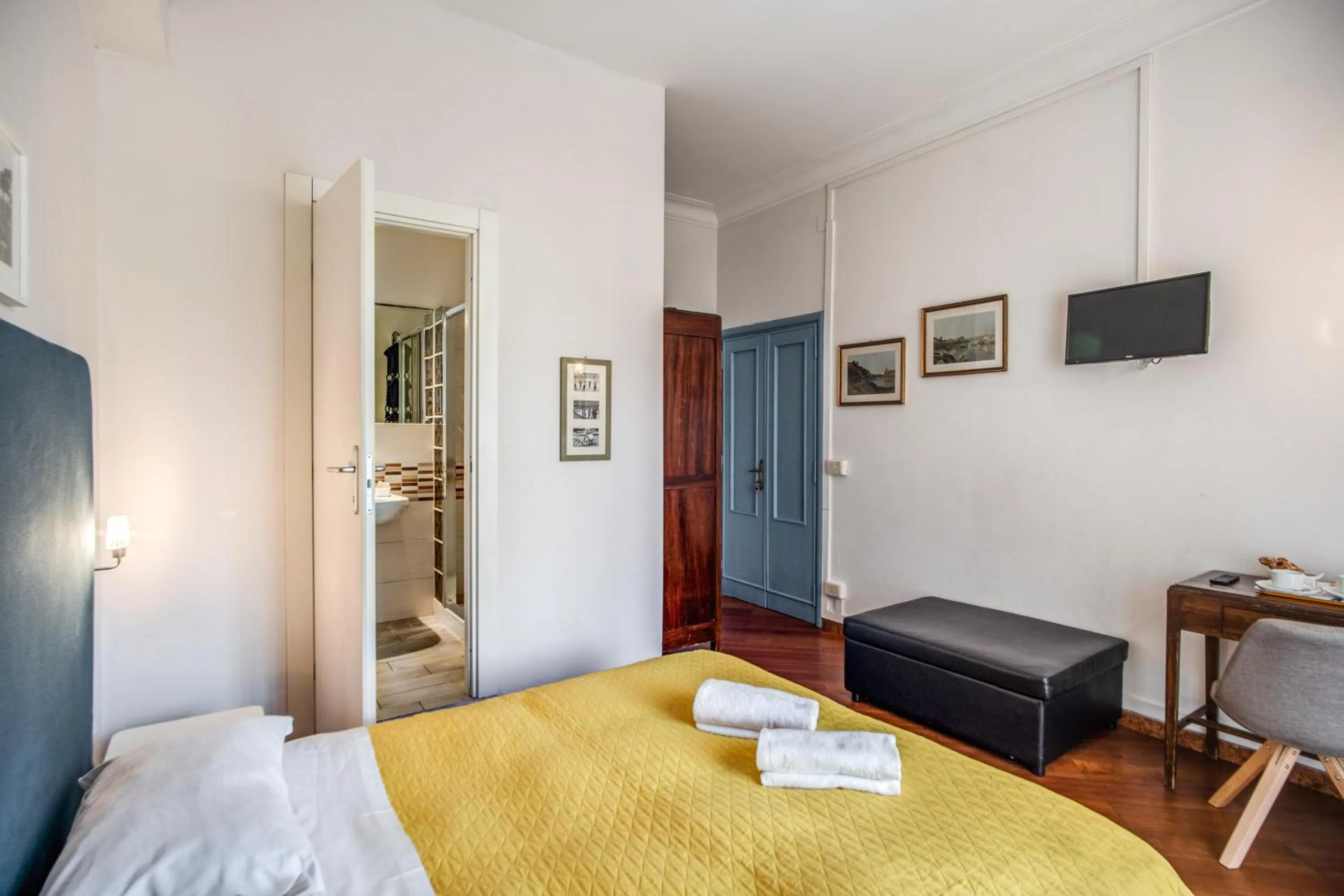 Photo of the whole room, Bed in Circus Maximus B&B