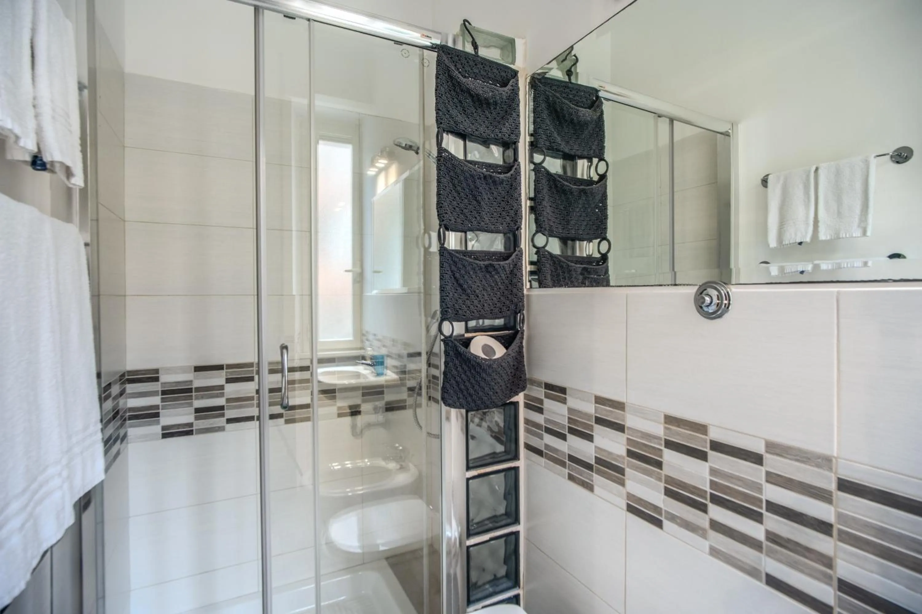 Shower in Circus Maximus B&B