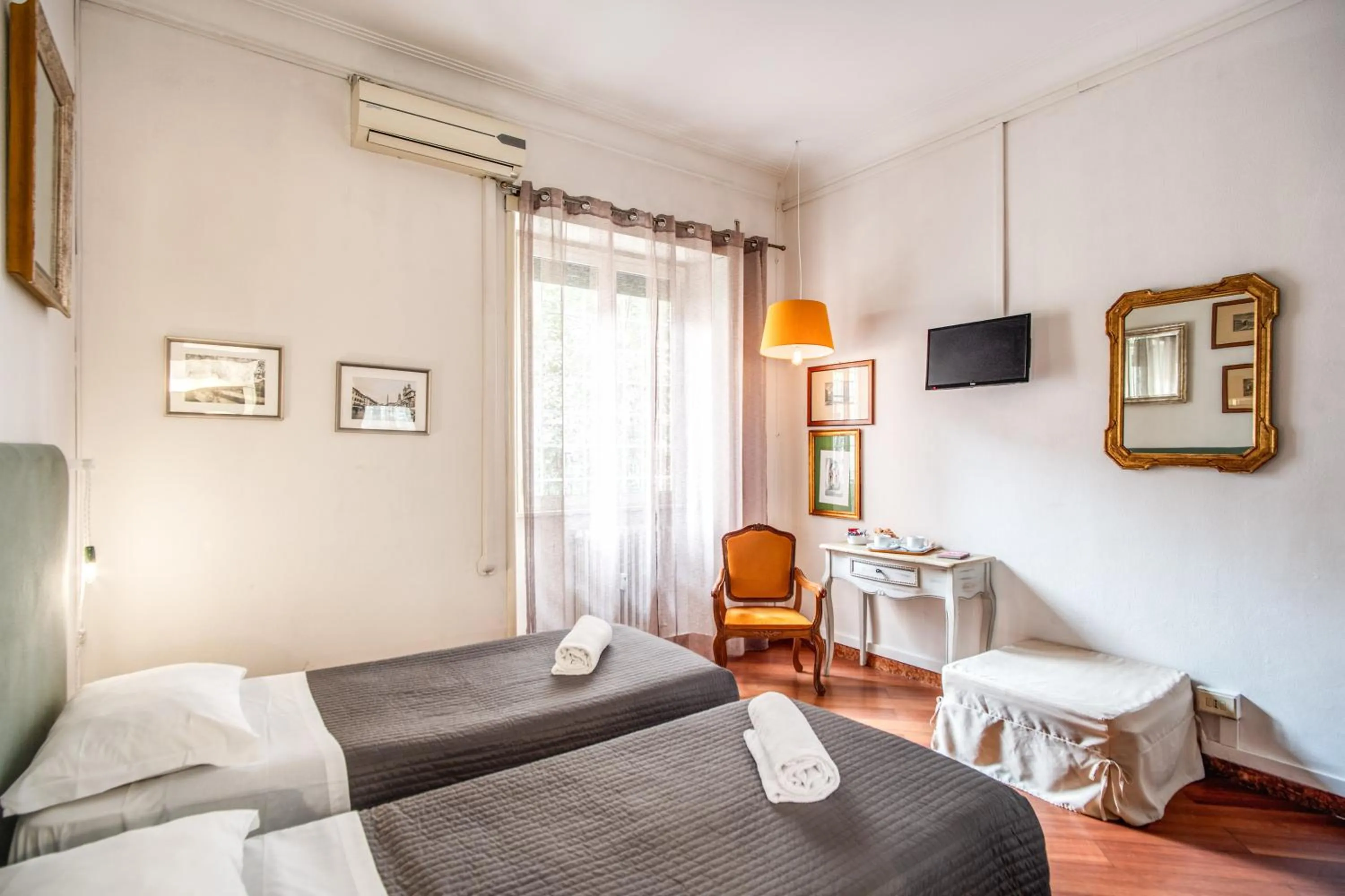 Photo of the whole room, Bed in Circus Maximus B&B