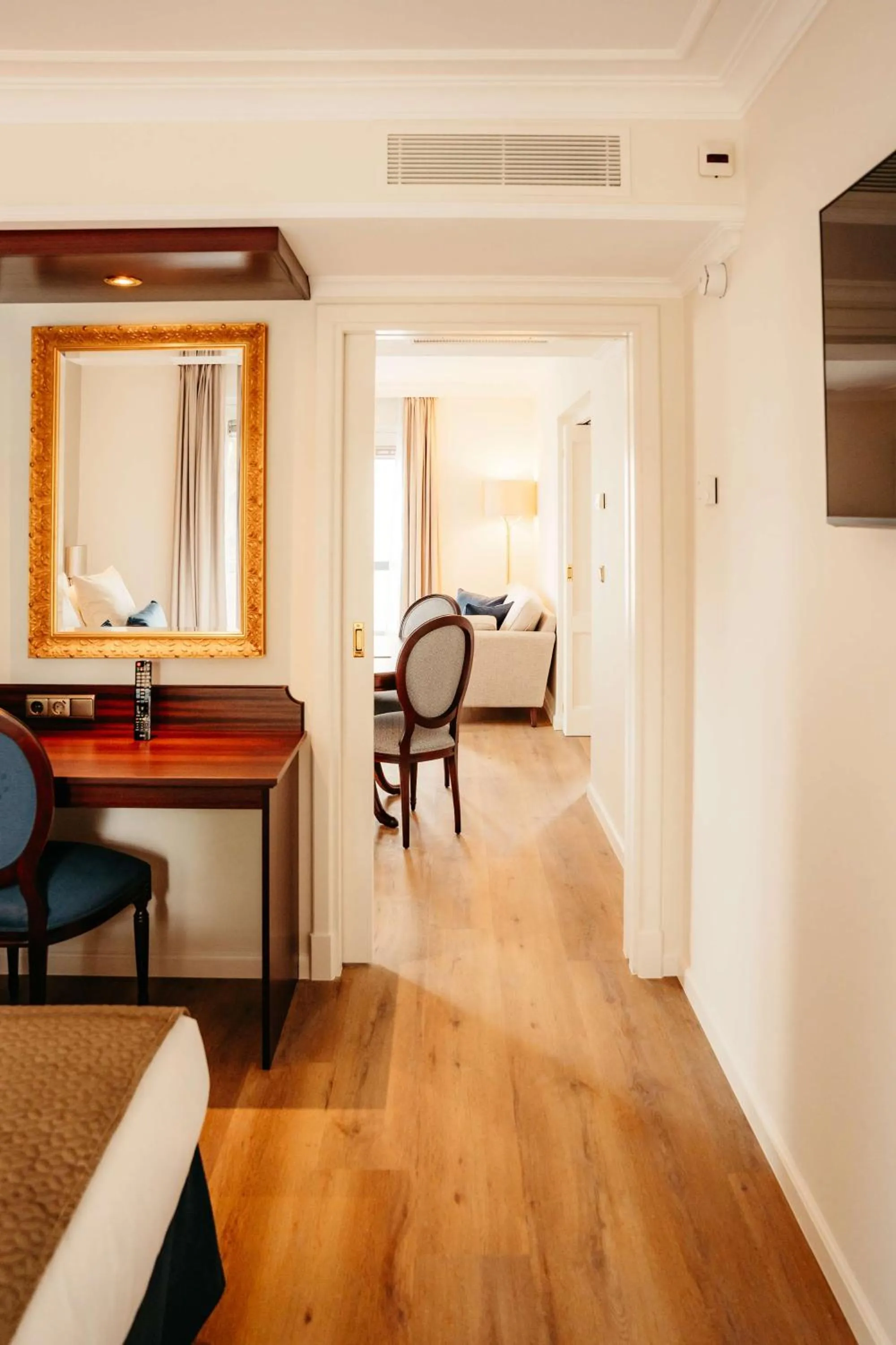 Photo of the whole room in Grand Hotel Karel V