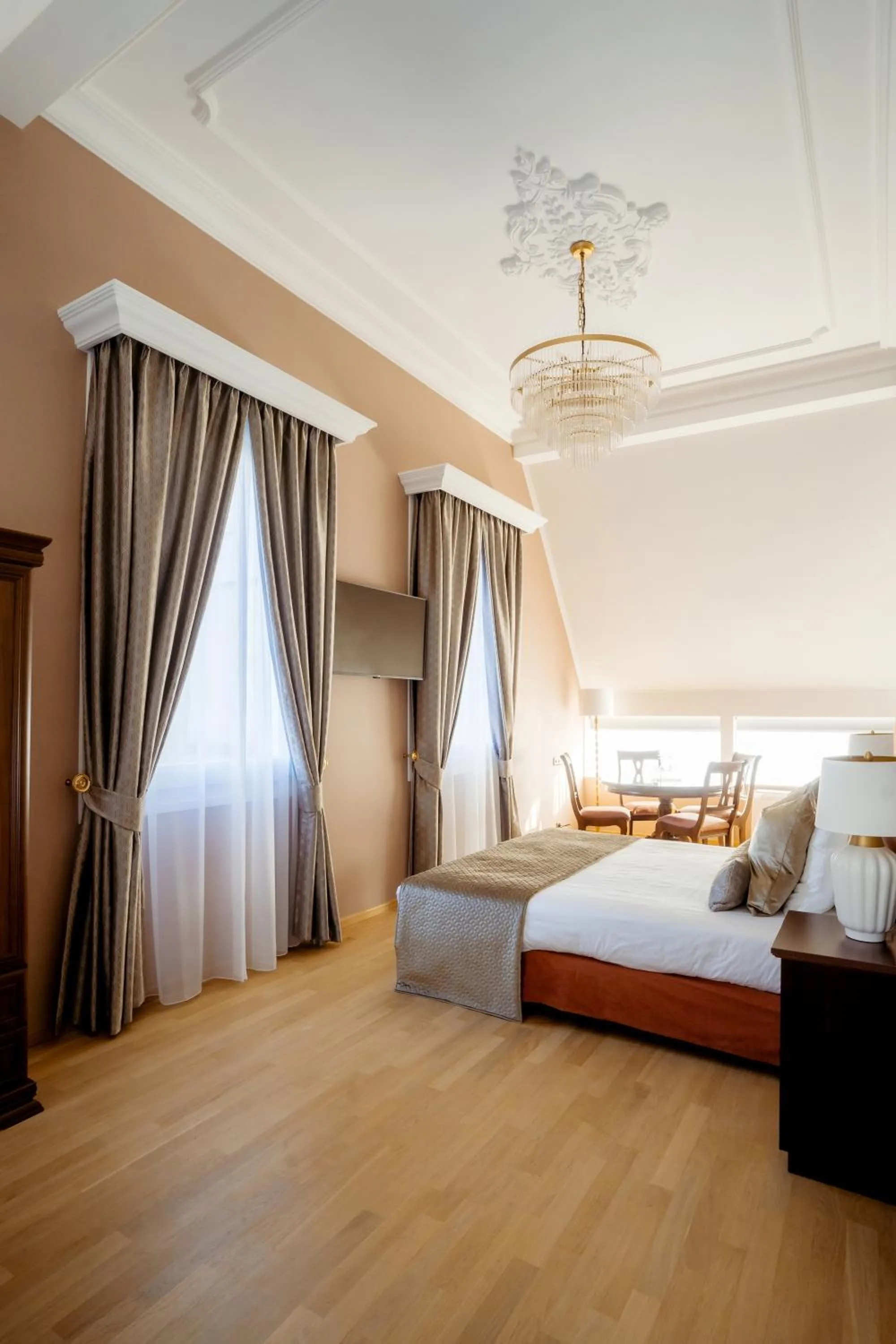 Bedroom, Bed in Grand Hotel Karel V