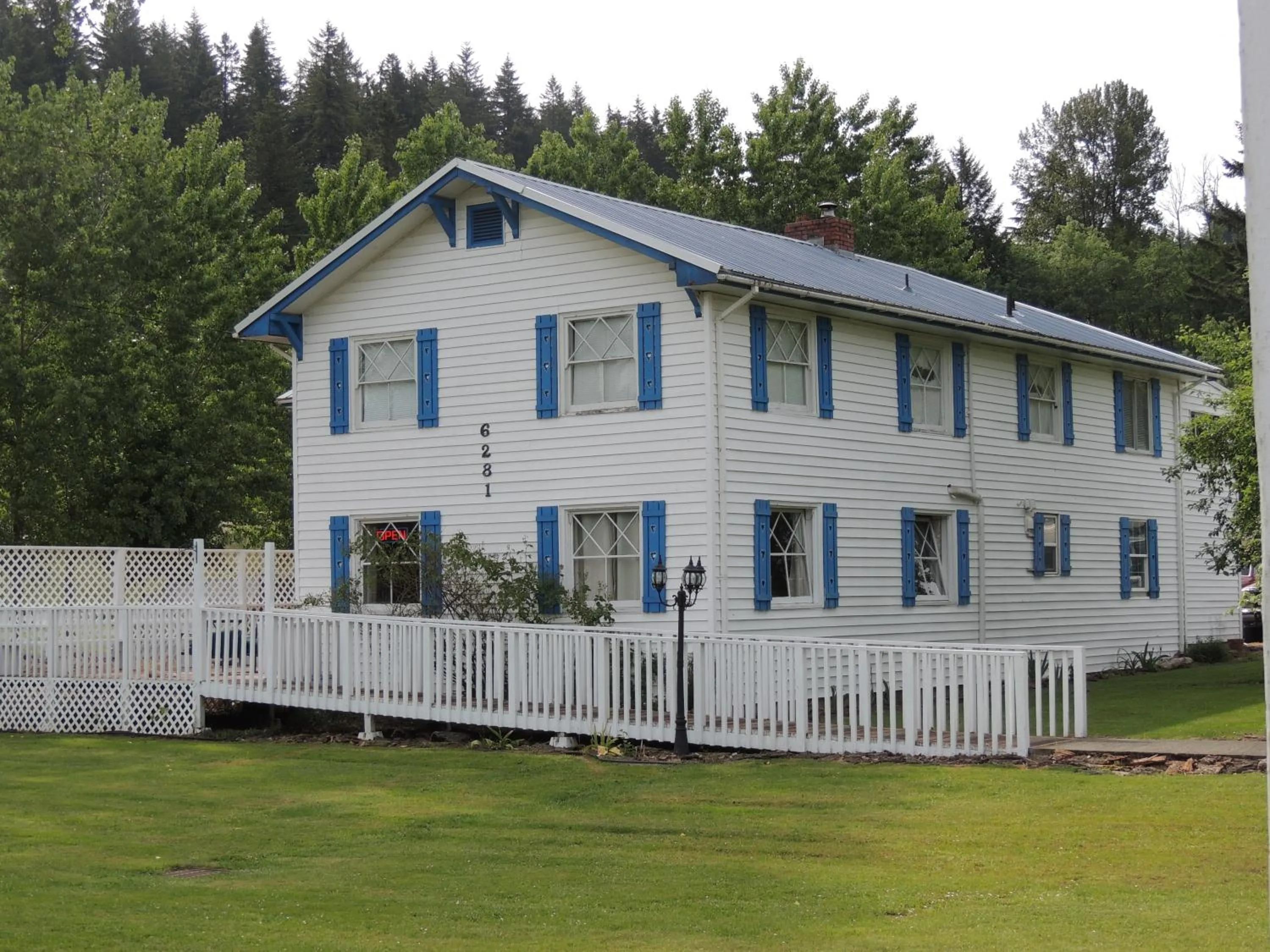 Facade/entrance in Foster Lake Inn
