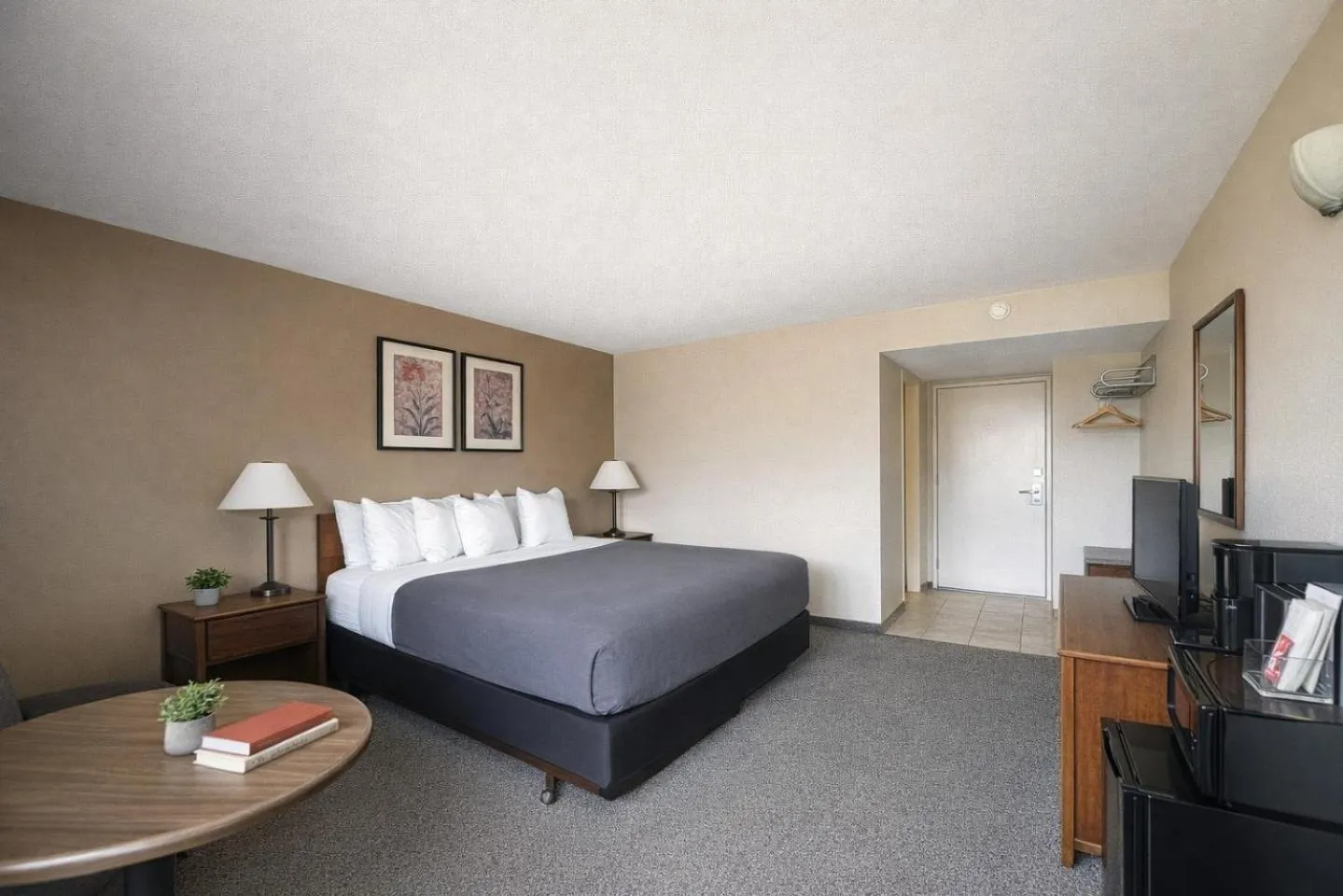 Bed in Lake Powell Canyon Inn