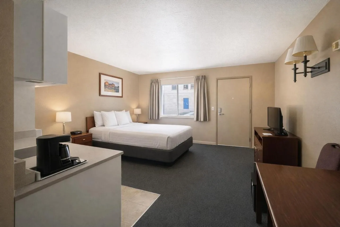 Bed in Lake Powell Canyon Inn