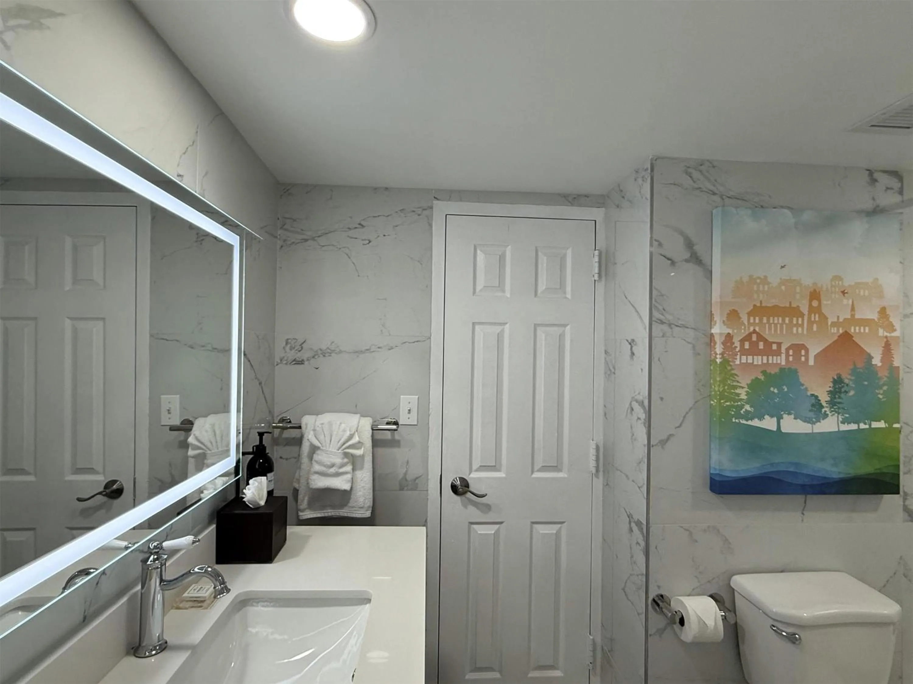 Bathroom in The Roslyn, Tapestry Collection by Hilton