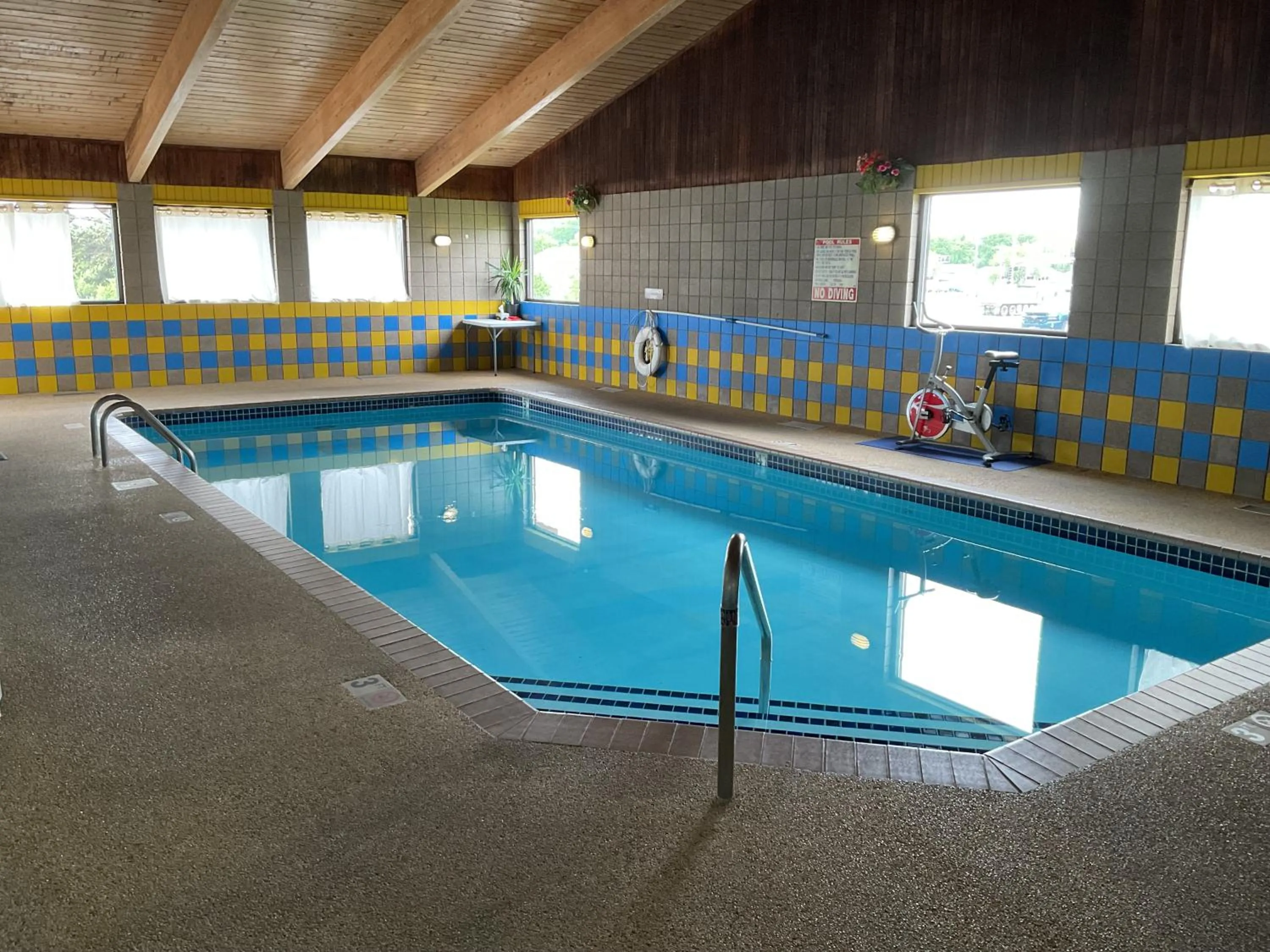 Swimming pool in Budget Host Inn