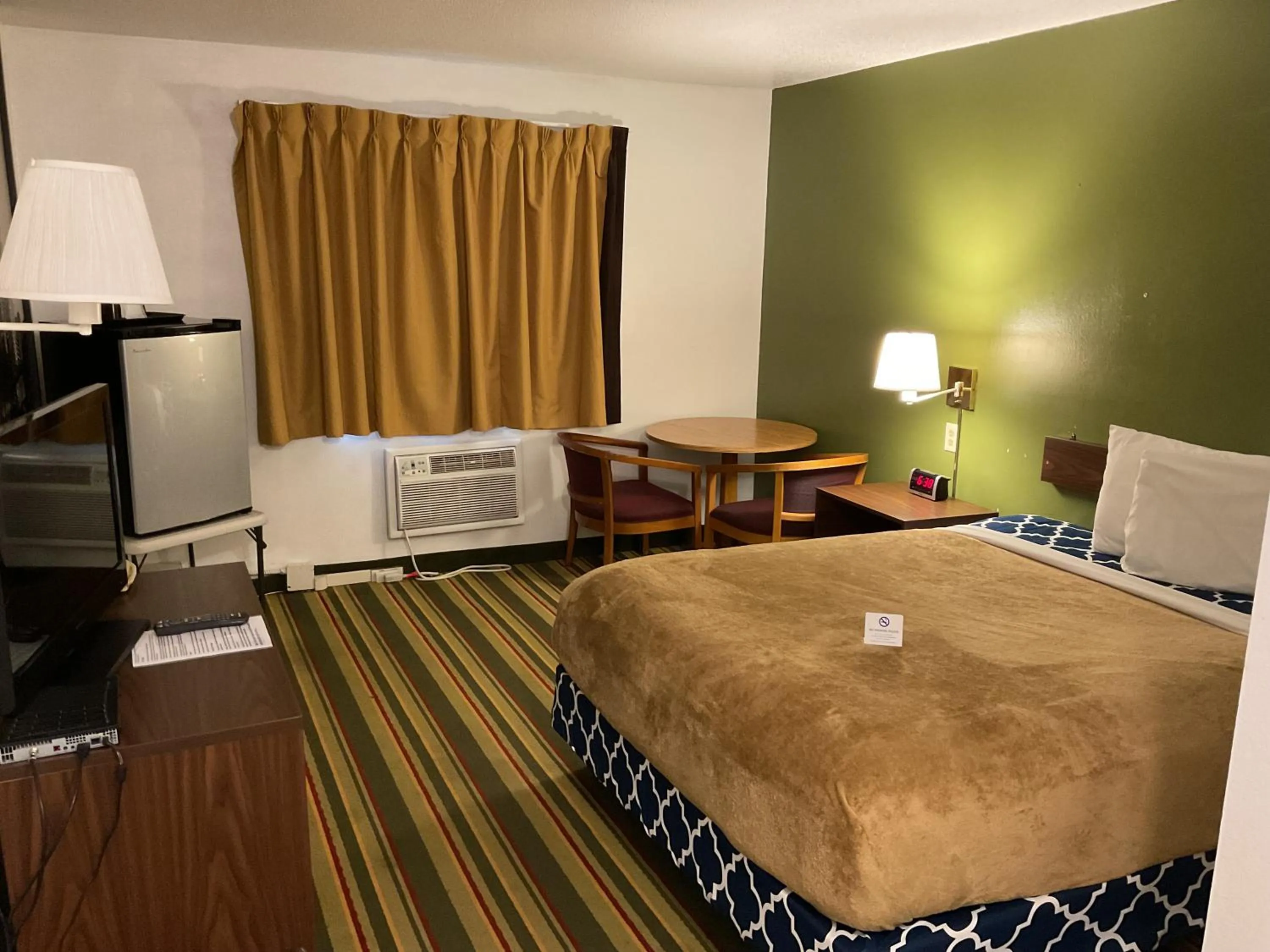 Bed in Budget Host Inn