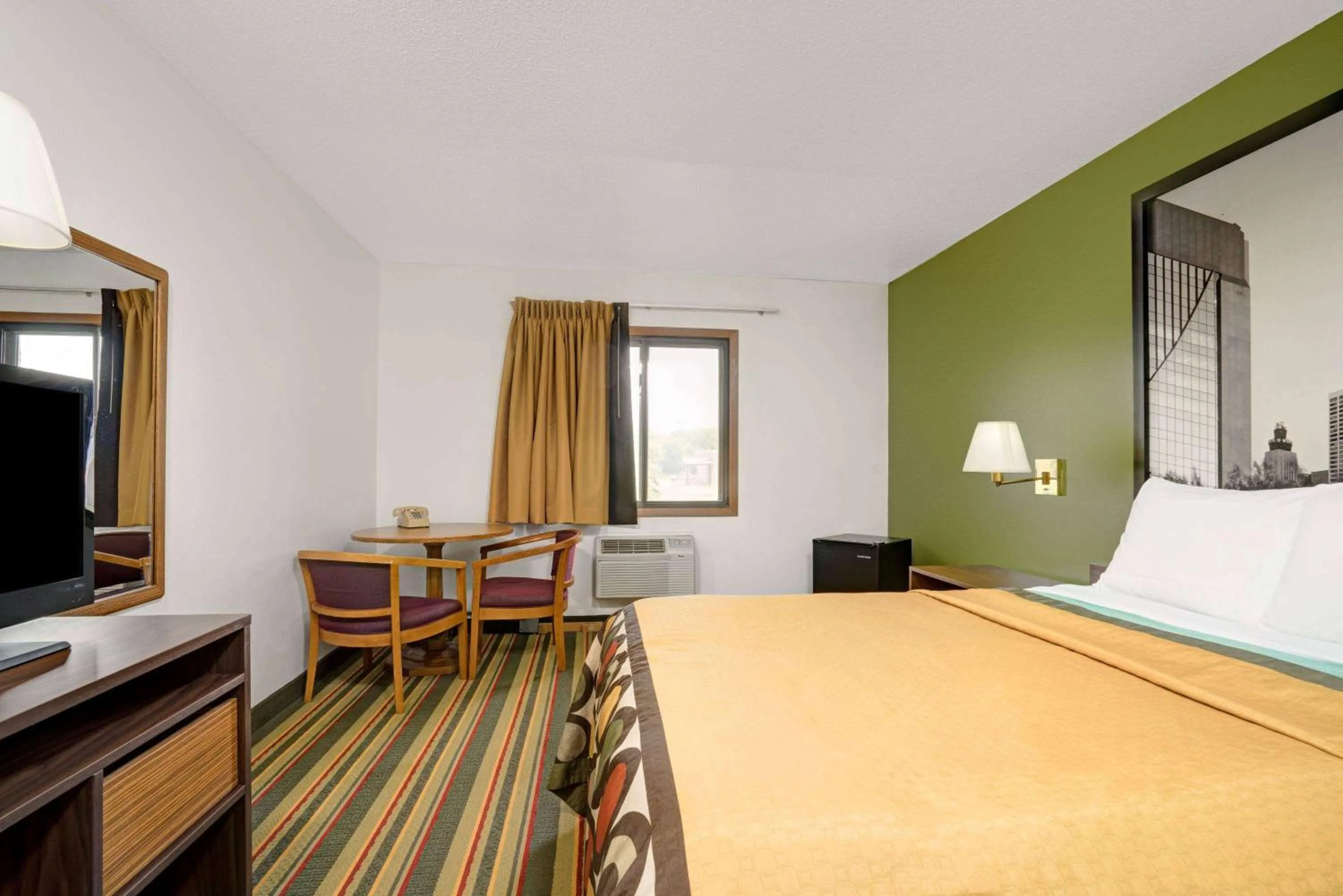 Bed in Budget Host Inn