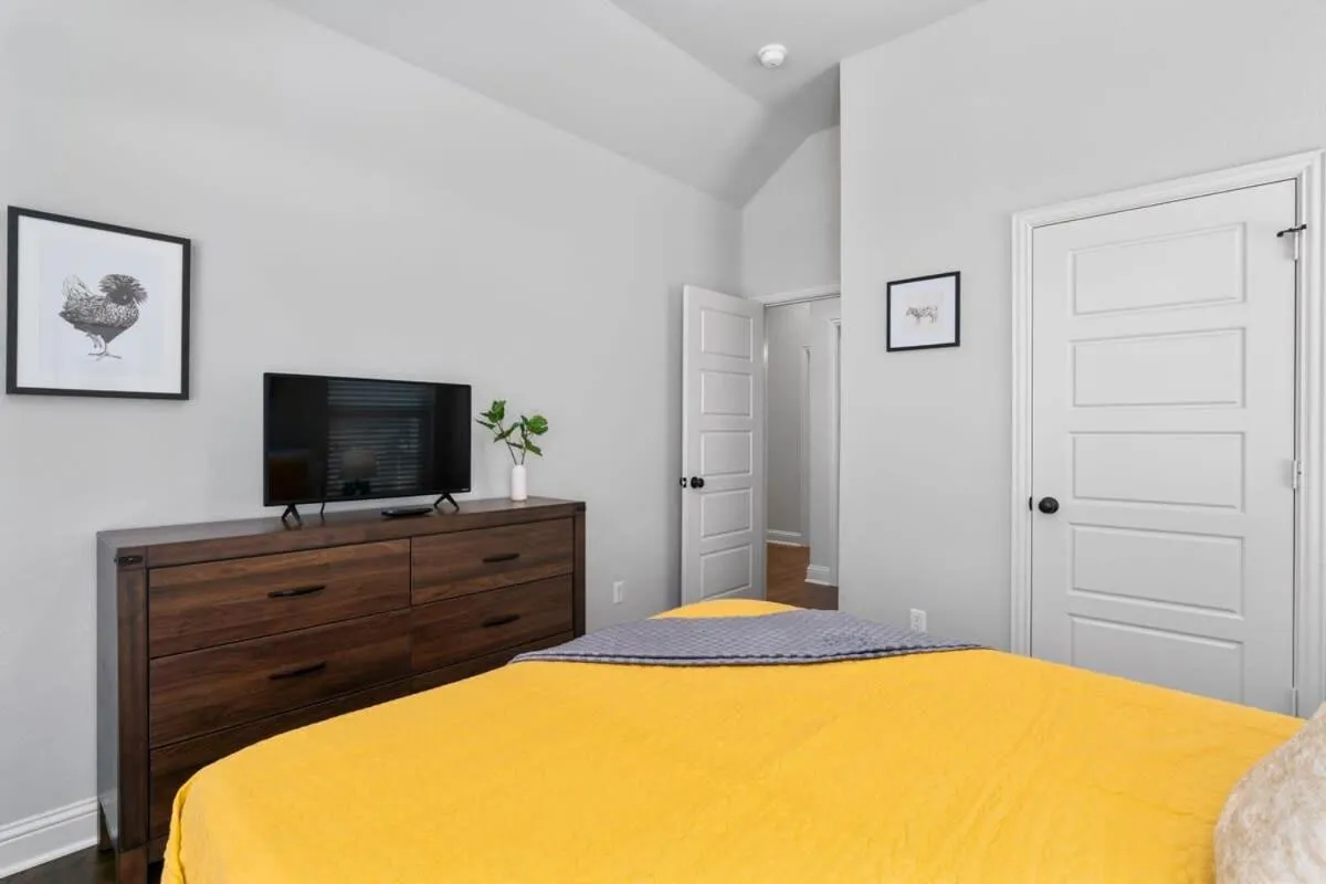 Bed in The Noble House Near Magnolia & Baylor W Pool
