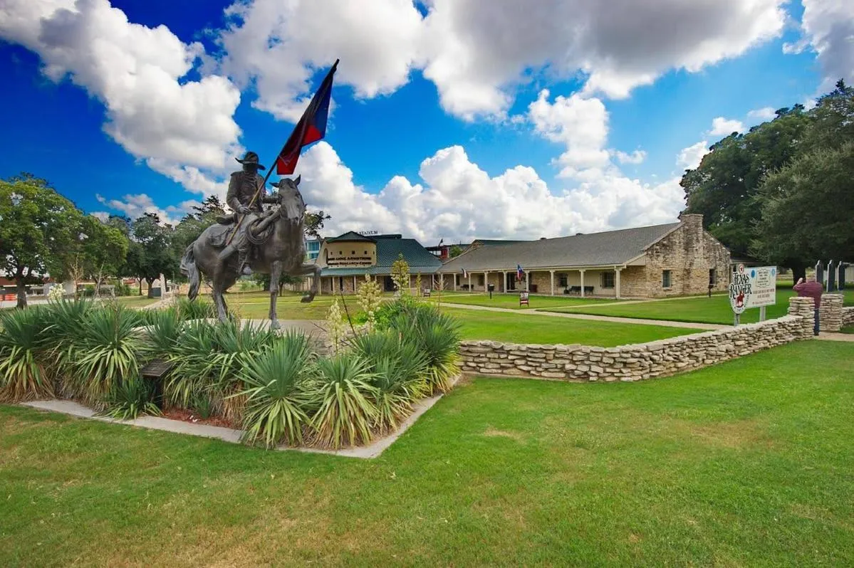 The Noble House Near Magnolia & Baylor W Pool