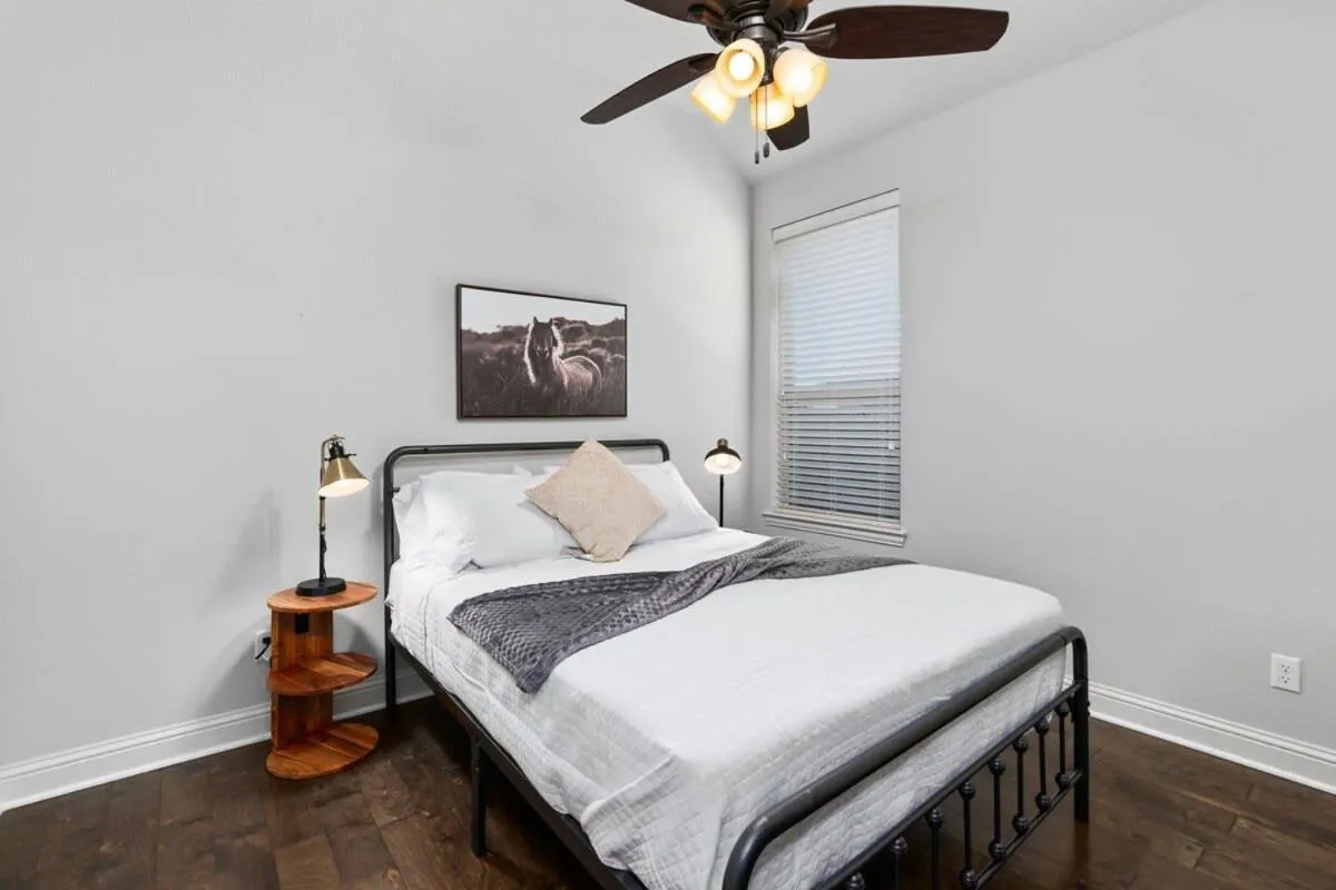 Bed in The Noble House Near Magnolia & Baylor W Pool