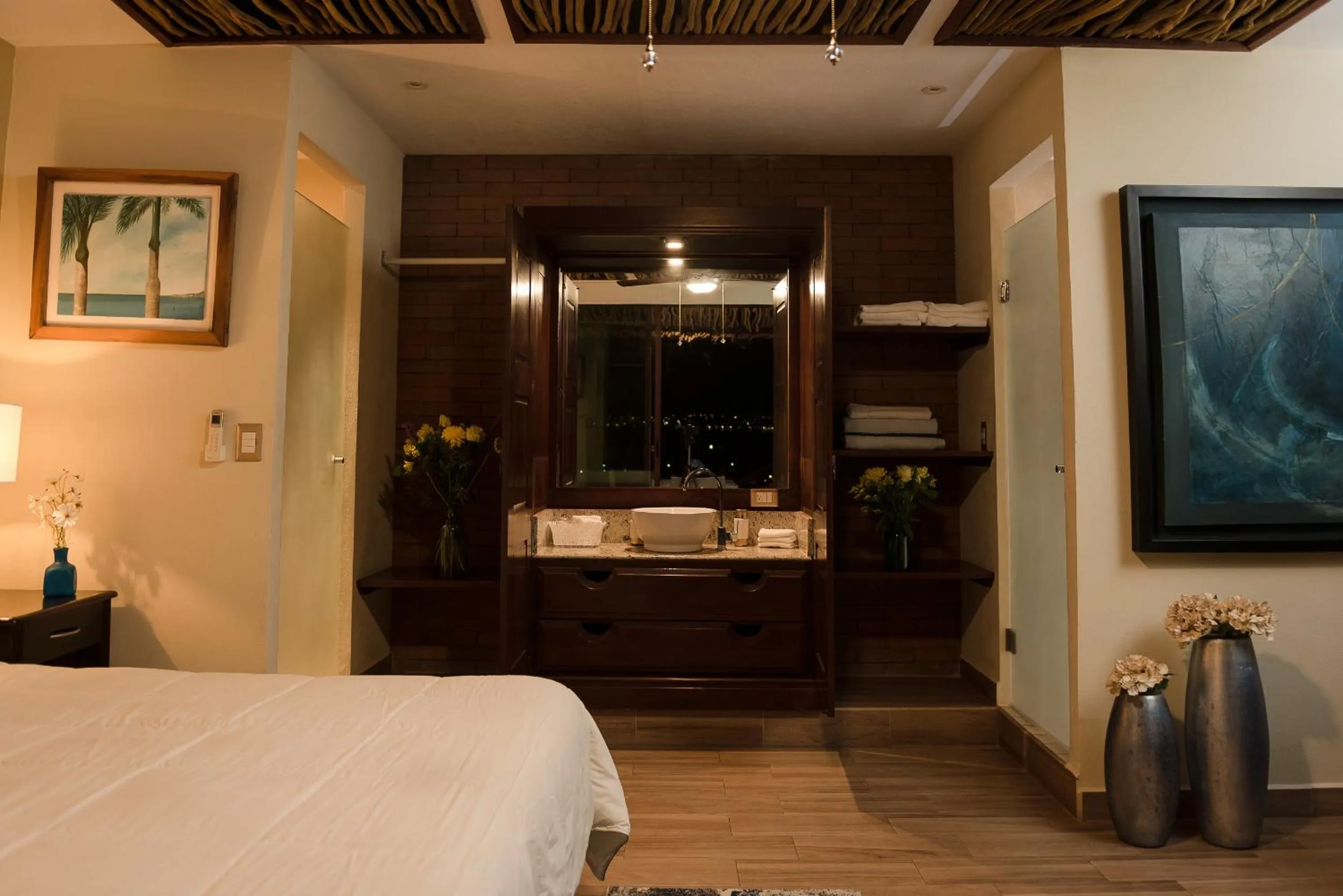 Bathroom, Bed in Villa Bella Bed & Breakfast Inn