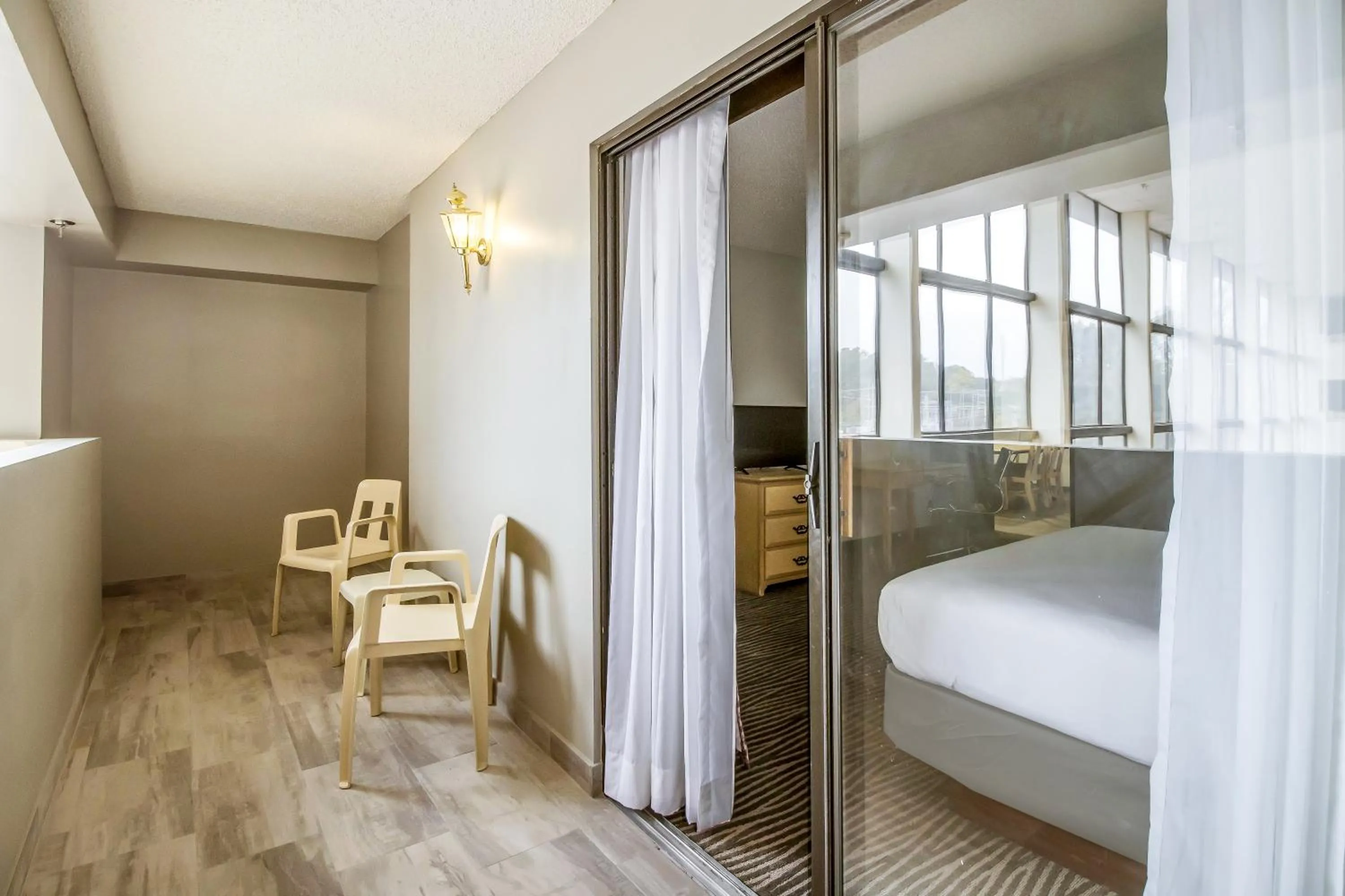 Balcony/Terrace, Bed in Clarion Hotel Jackson Northwest