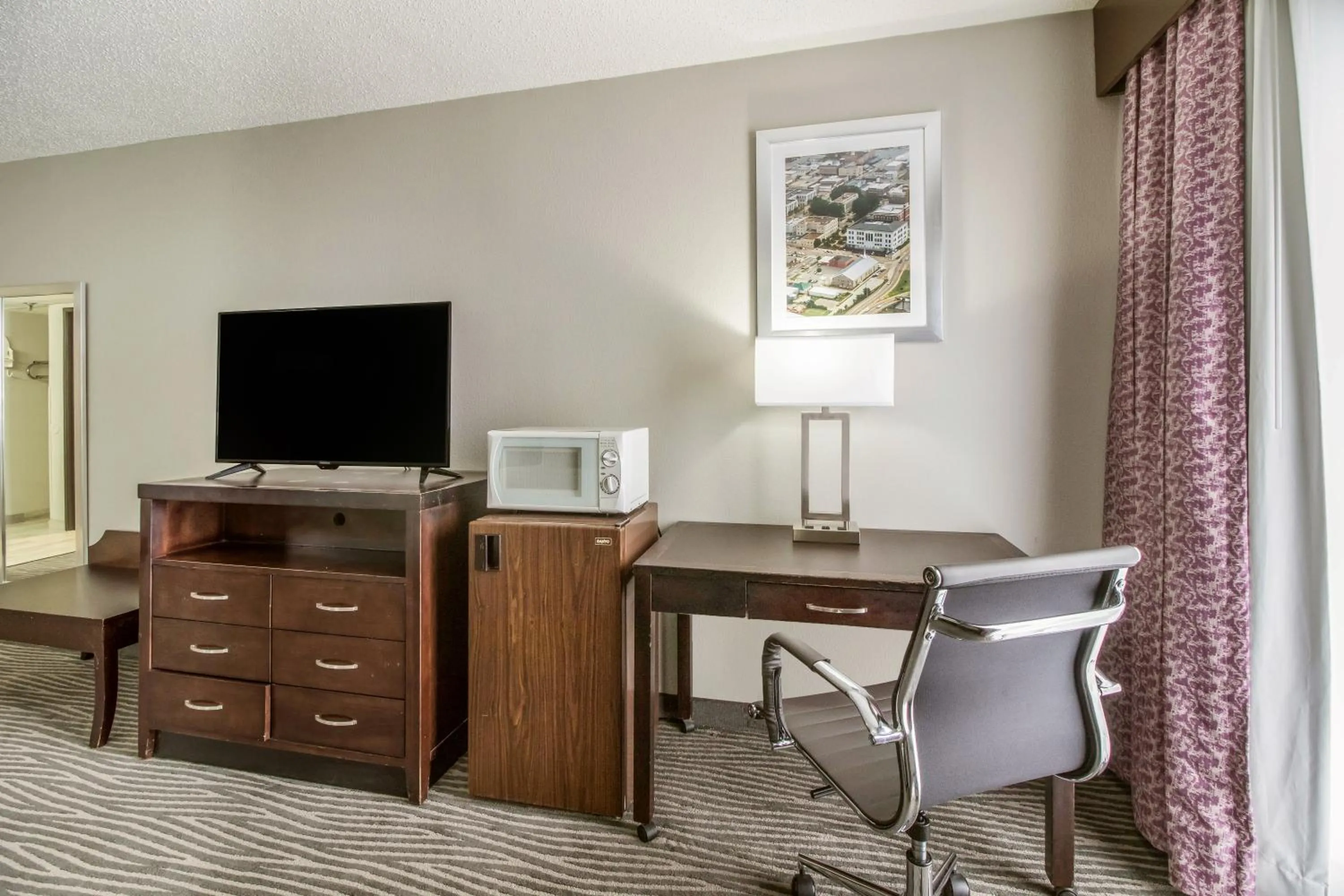 TV and multimedia in Clarion Hotel Jackson Northwest