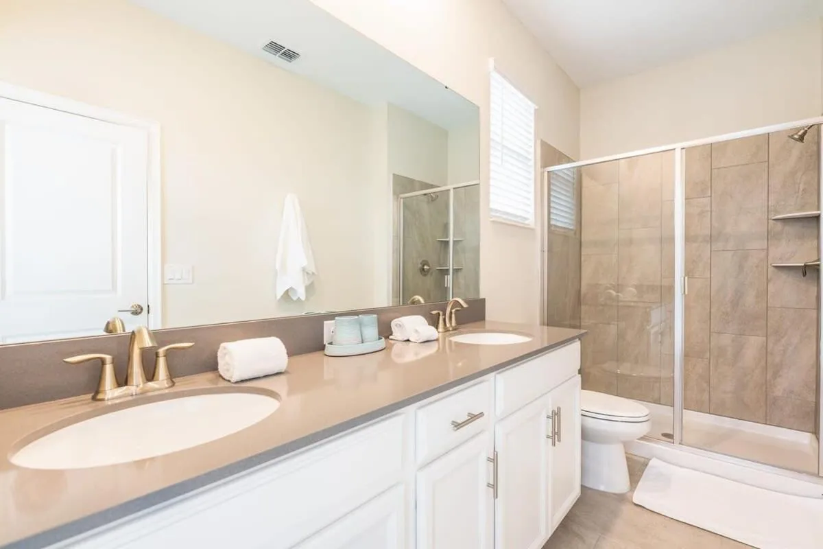 Themed Home 5BR - Private Pool, Prime Location