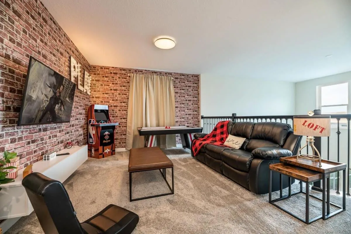 Themed Home 5BR - Private Pool, Prime Location