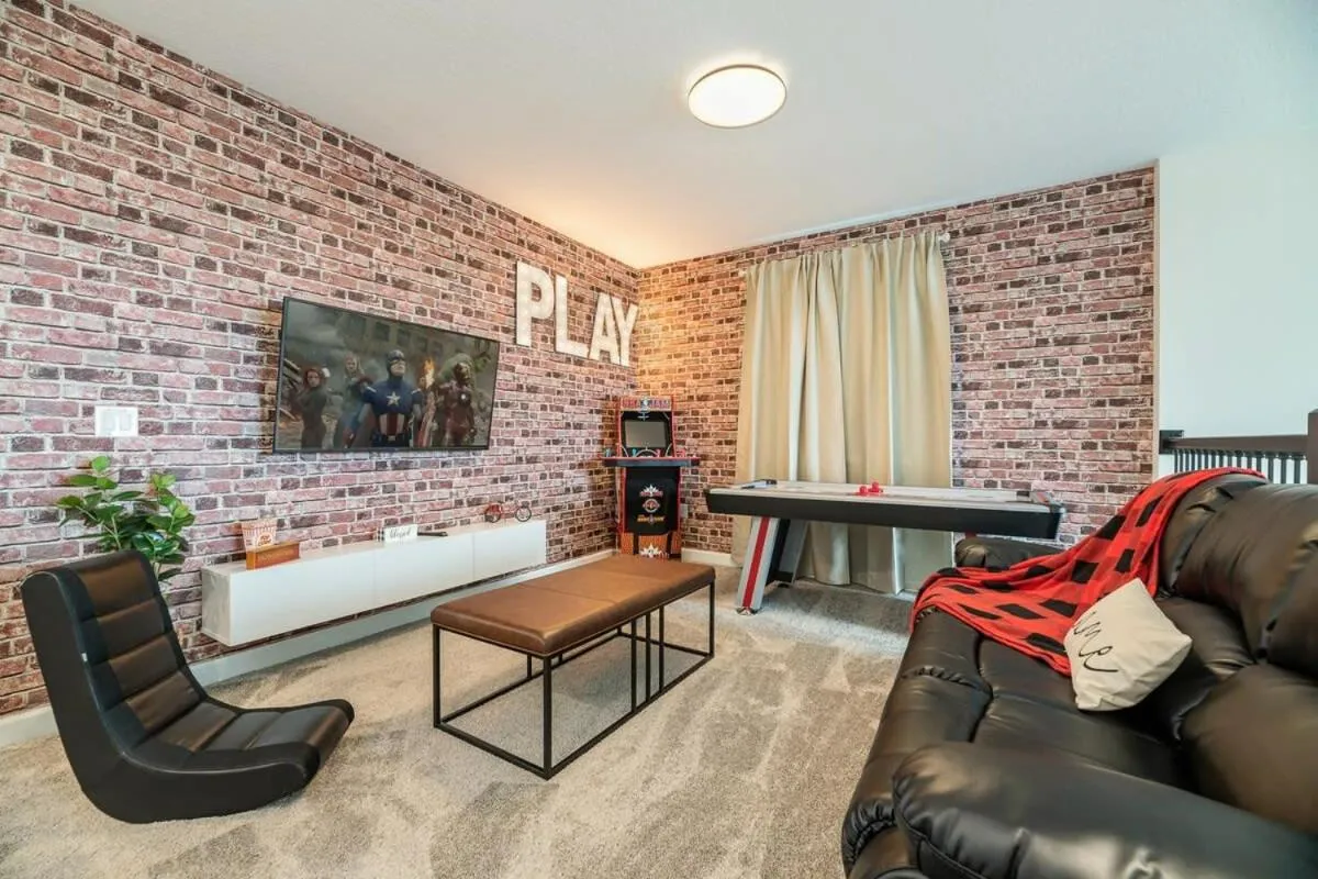 Themed Home 5BR - Private Pool, Prime Location