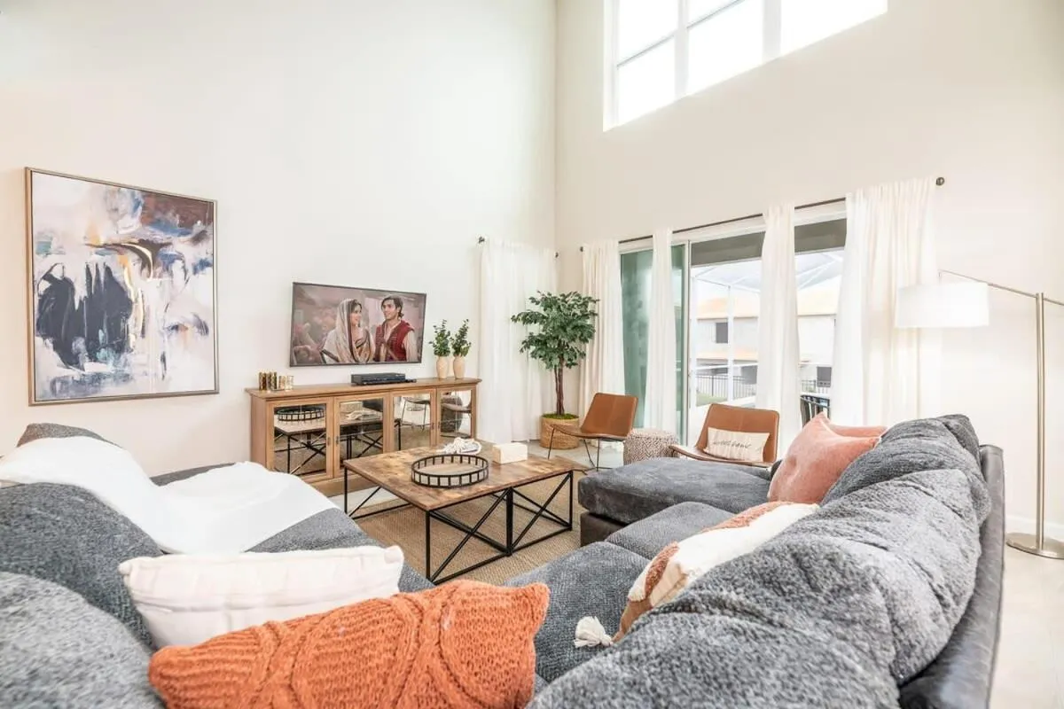 Themed Home 5BR - Private Pool, Prime Location