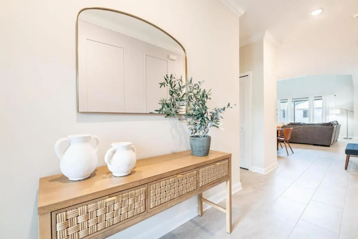 Themed Home 5BR - Private Pool, Prime Location