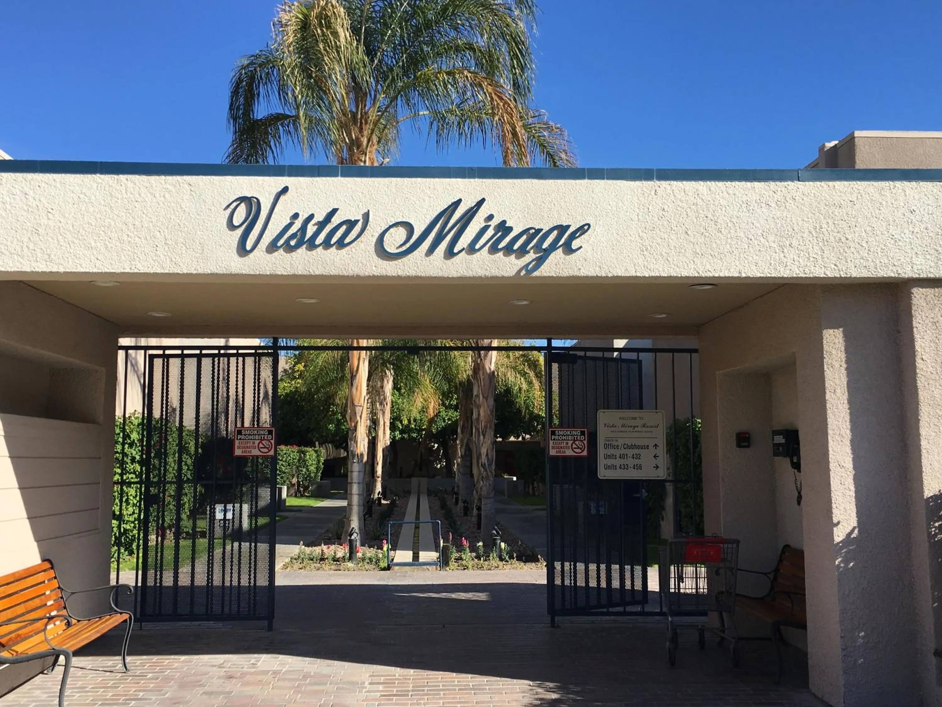 Facade/entrance in GetAways at Vista Mirage Resort