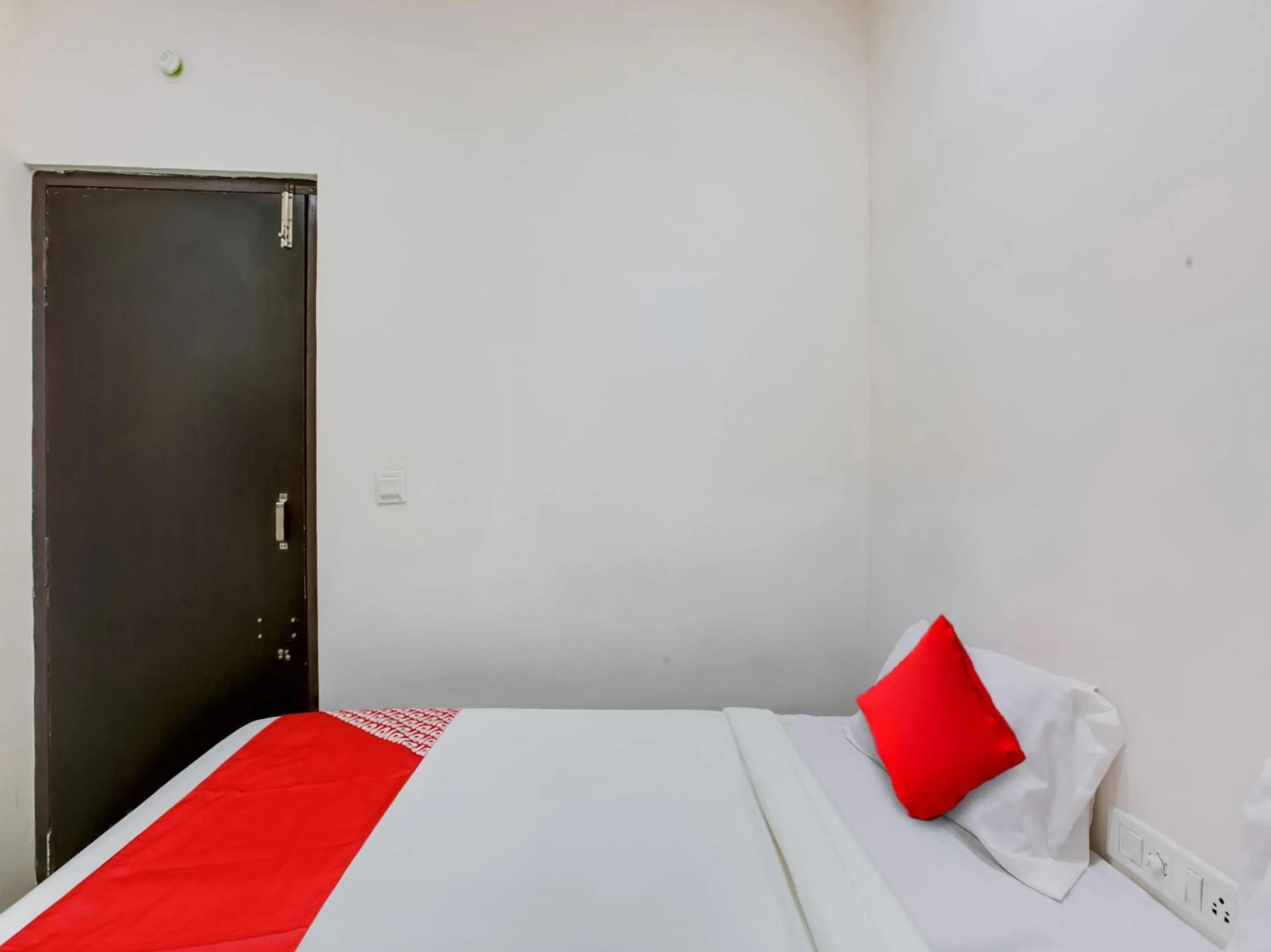Bedroom in Hotel O Manjushree Boarding & Lodging nearby Dr.BR Ambedkar Stadium Basveshwar nagar